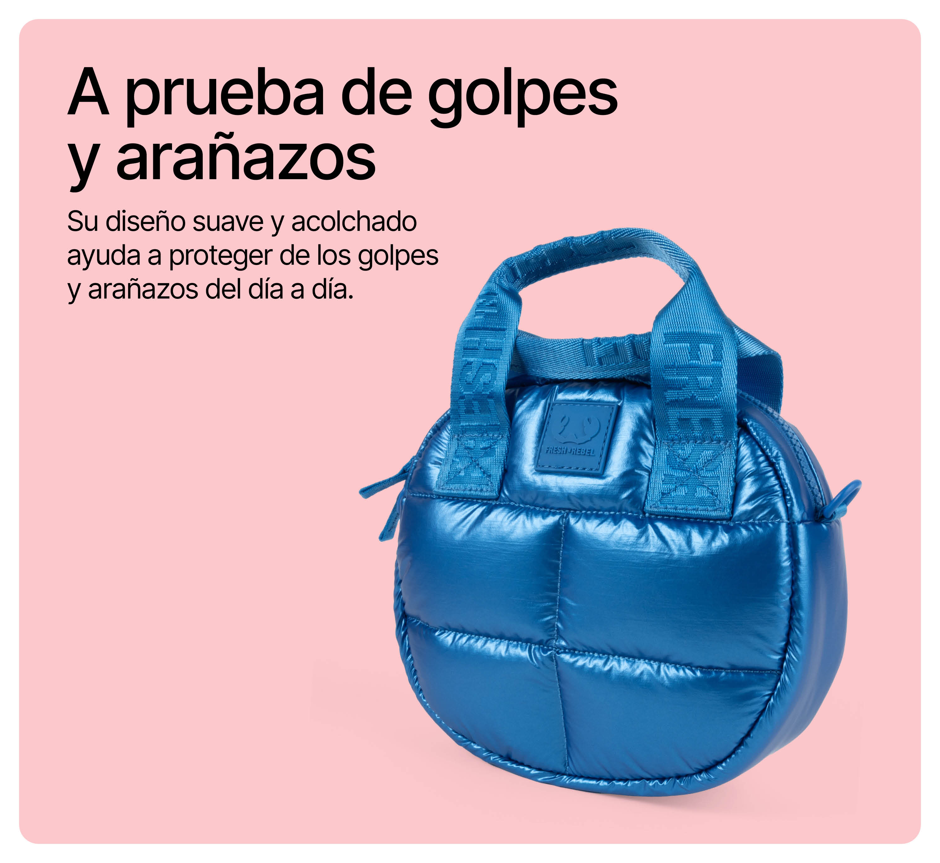 Eine runde, glänzende blaue Stepptasche vor pinkem Hintergrund mit spanischem Text.