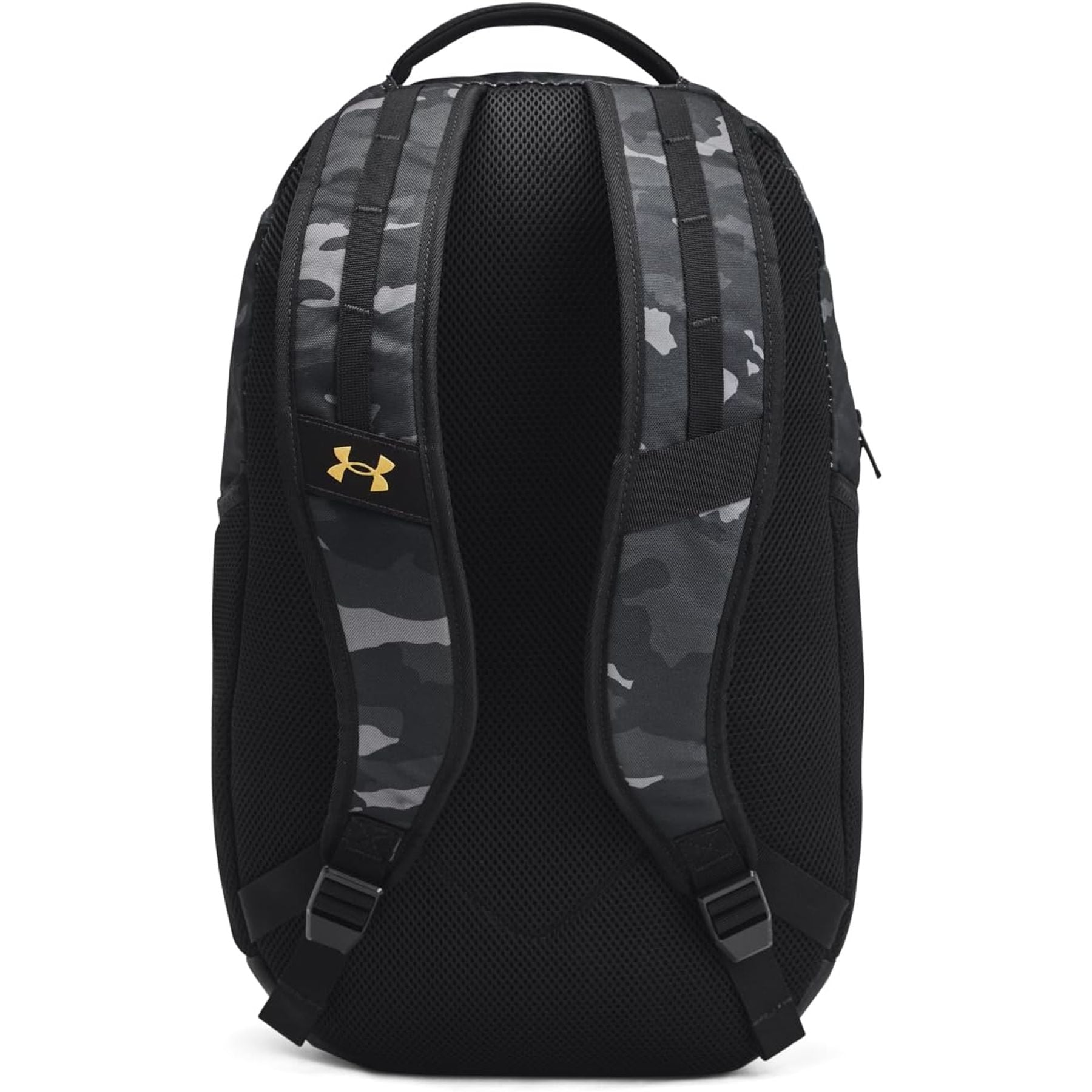 Rückseite eines schwarzen Rucksacks mit grauem Tarnmuster, gepolsterten Trägern und einem goldenen Logo.