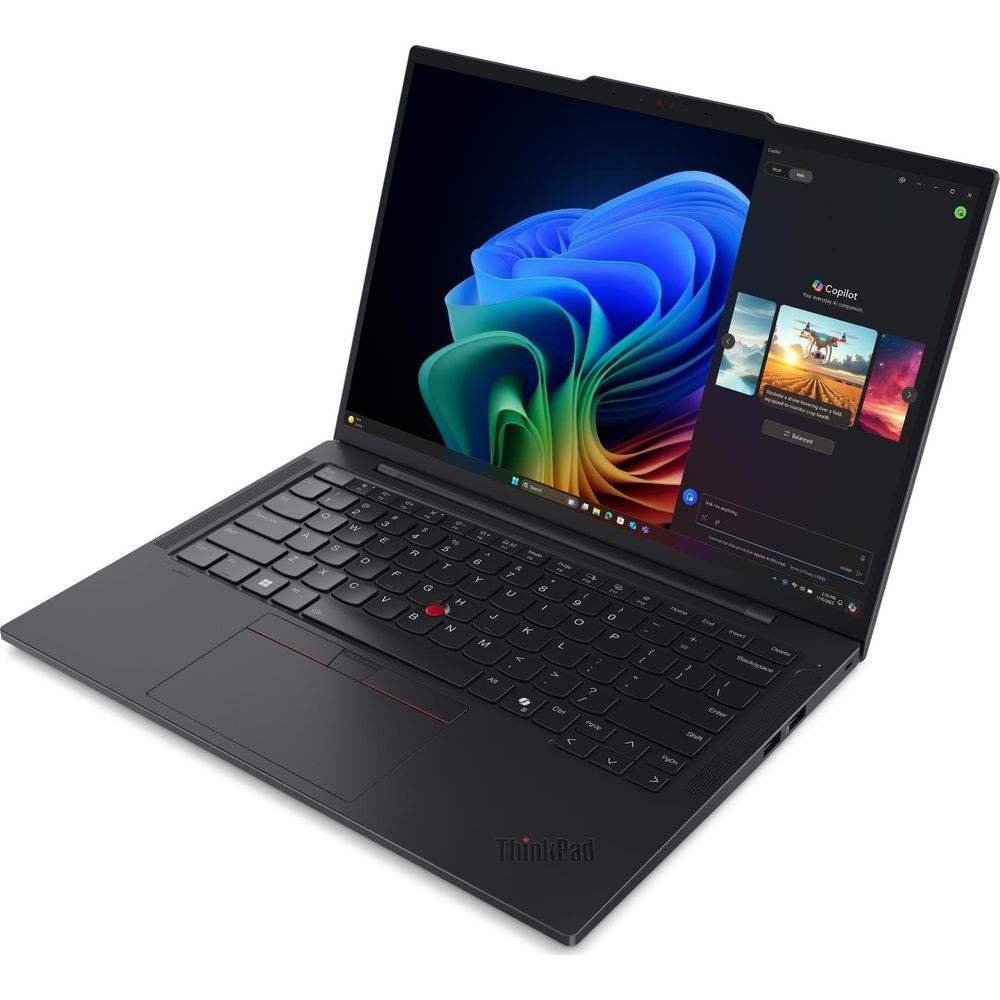 Un laptop ThinkPad nero aperto su sfondo bianco mostra uno sfondo astratto e colorato.