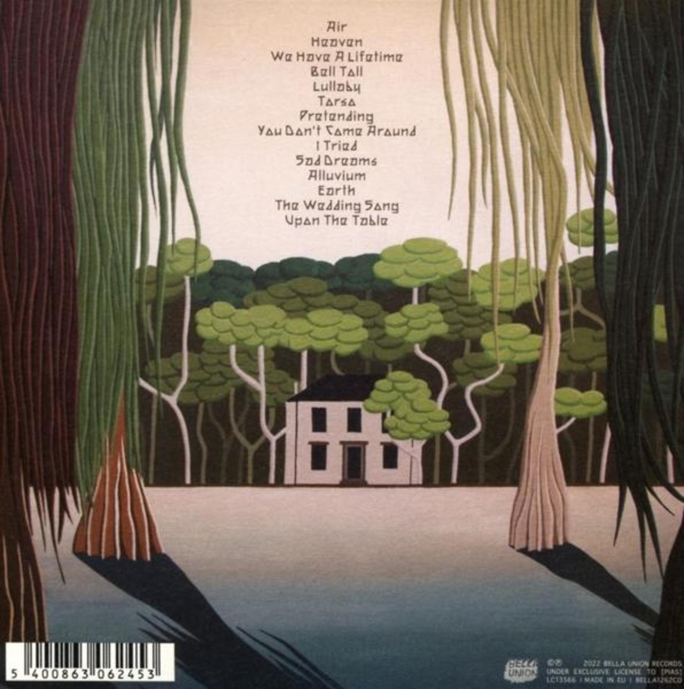 Ein weißes Haus im Wald, gerahmt von stilisierten Bäumen und einem Tracklist-Text oben.