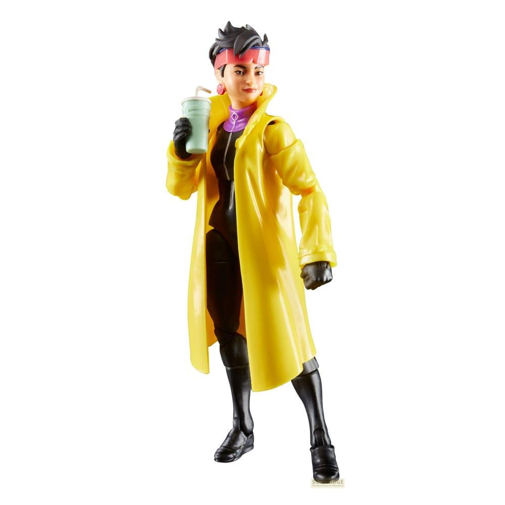 Jubilee Actionfigur in gelbem Mantel mit Becher und rotem Stirnband vor weißem Hintergrund.