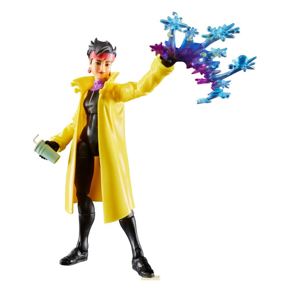 Actionfigur in gelbem Mantel, mit schwarzem Outfit und Becher, erzeugt blaue Energie aus der Hand.