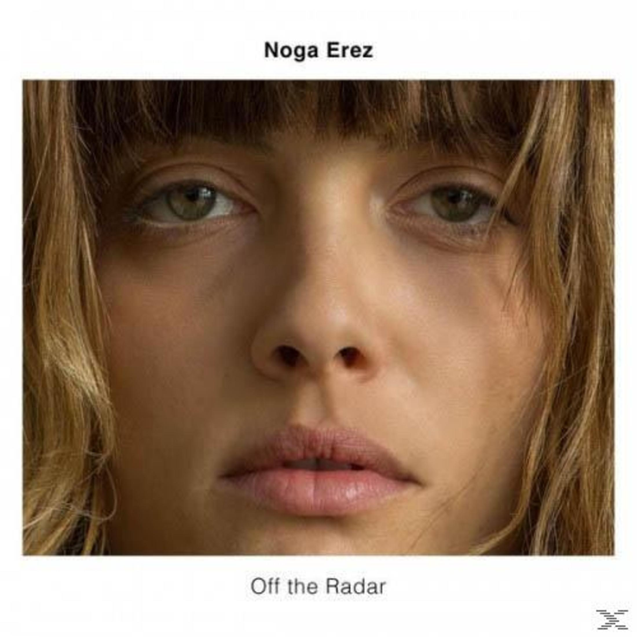 Nahaufnahme des Gesichts von Noga Erez mit blondem Haar und ernstem Blick.