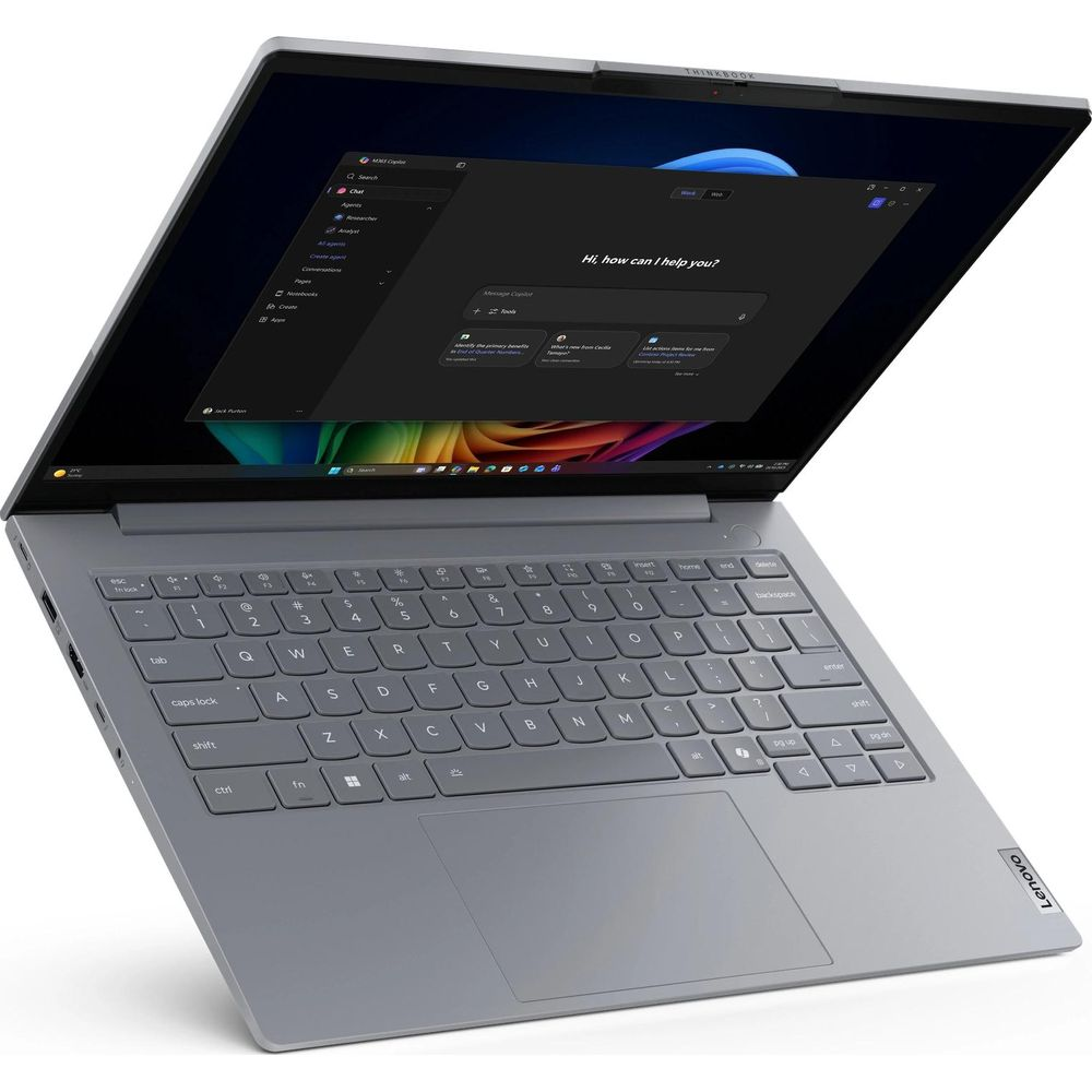 Un laptop Lenovo ThinkBook grigio su sfondo bianco, lo schermo mostra un'interfaccia di chat.