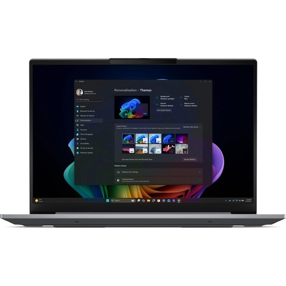 Un computer portatile grigio mostra il menu di personalizzazione di Windows 11.