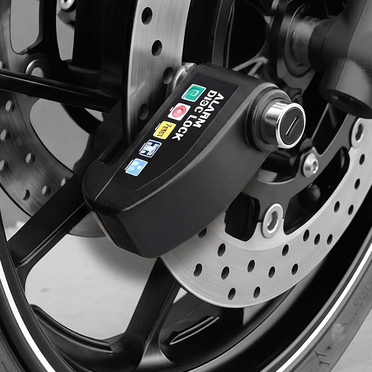 Ein schwarzes Alarmscheibenschloss ist am Bremsscheibenrotor eines Motorrads befestigt.