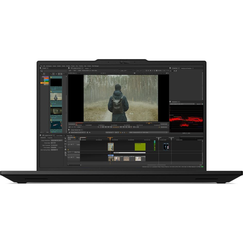 Un laptop nero mostra un software di montaggio video con una persona in una foresta.