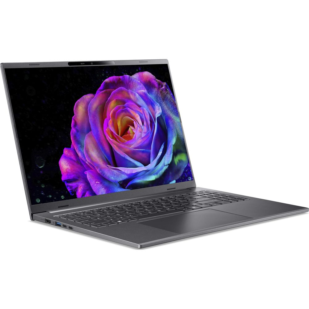 Un computer portatile grigio su sfondo bianco mostra una rosa vibrante e colorata sullo schermo.