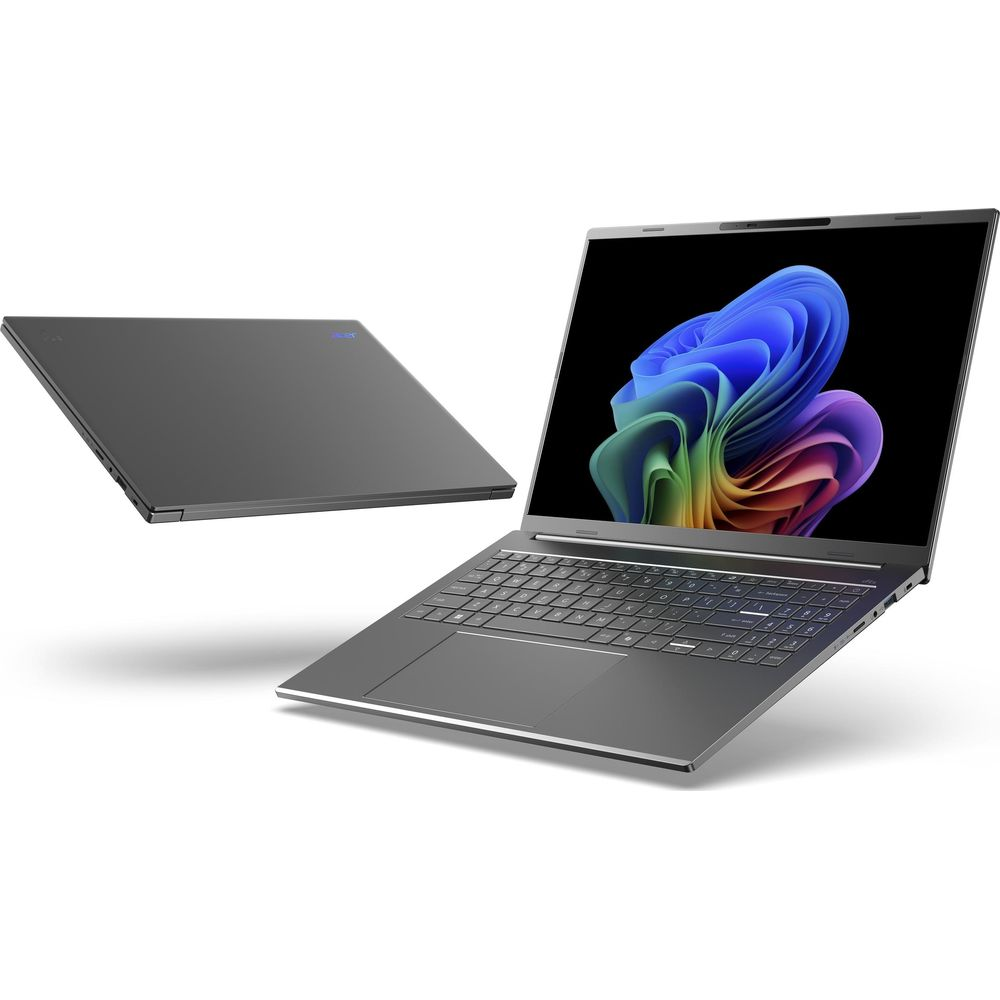 Un laptop grigio su sfondo bianco, chiuso a sinistra e aperto a destra.