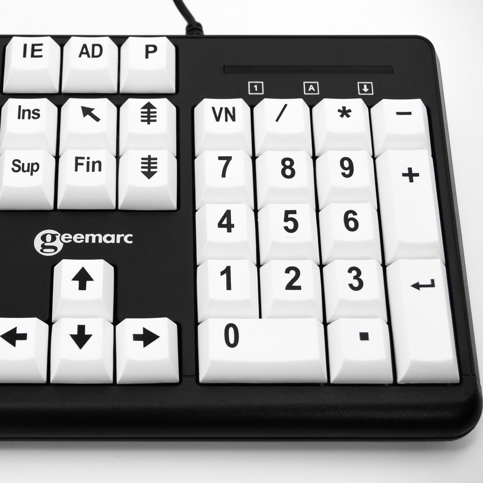 Nahaufnahme einer schwarzen Tastatur mit weißen, kontrastreichen Tasten und dem Geemarc-Logo.