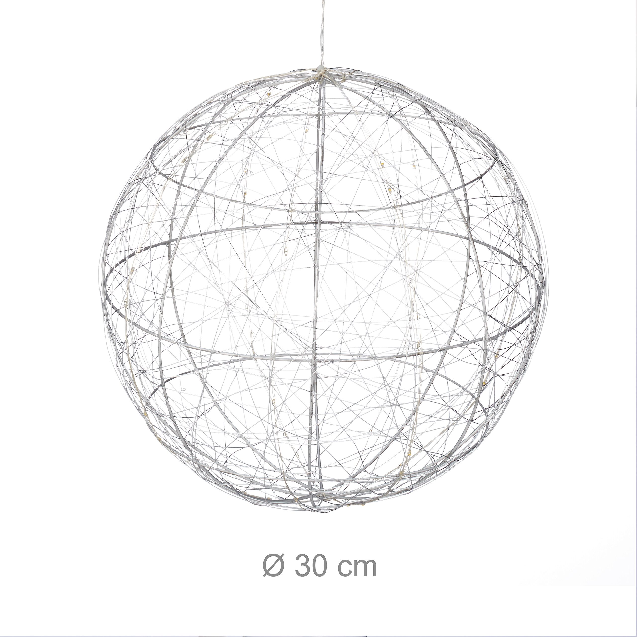 Eine hängende, 30 cm große Kugel aus silbernem Metalldraht mit integrierter Lichterkette auf weißem Grund.