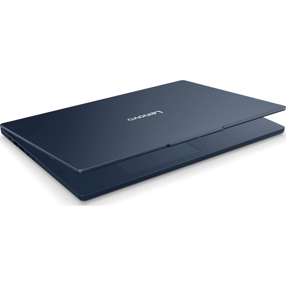 Un ordinateur portable Lenovo bleu fermé repose sur une surface blanche avec son logo.
