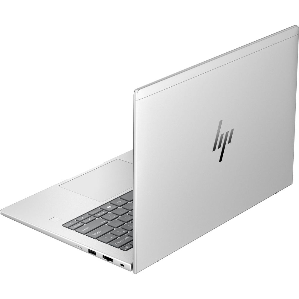 Un laptop HP argento leggermente aperto su sfondo bianco, visto dal lato destro, che evidenzia le porte.