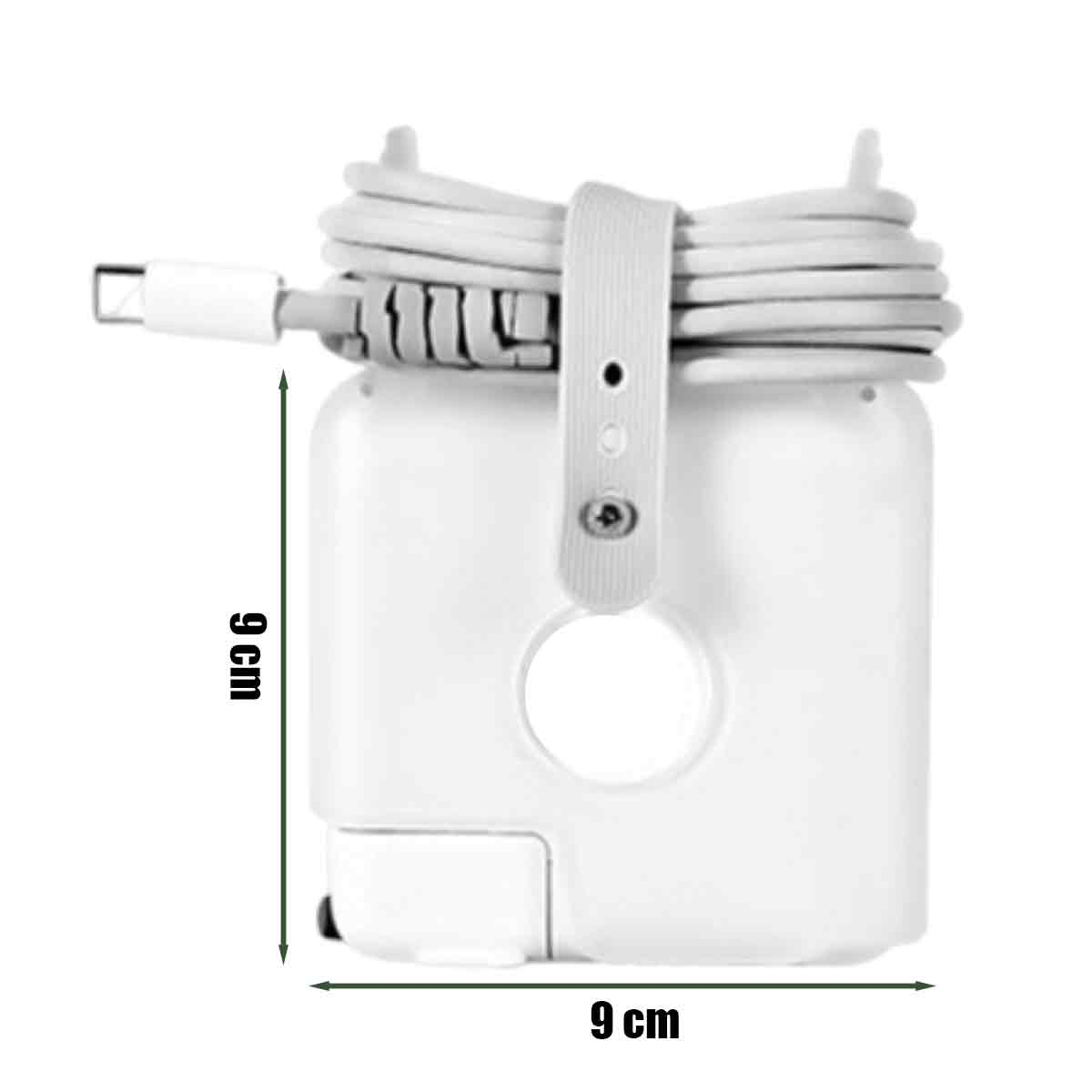 Ein weißer quadratischer Netzadapter, 9x9 cm, mit ordentlich aufgewickeltem Kabel und Riemen.