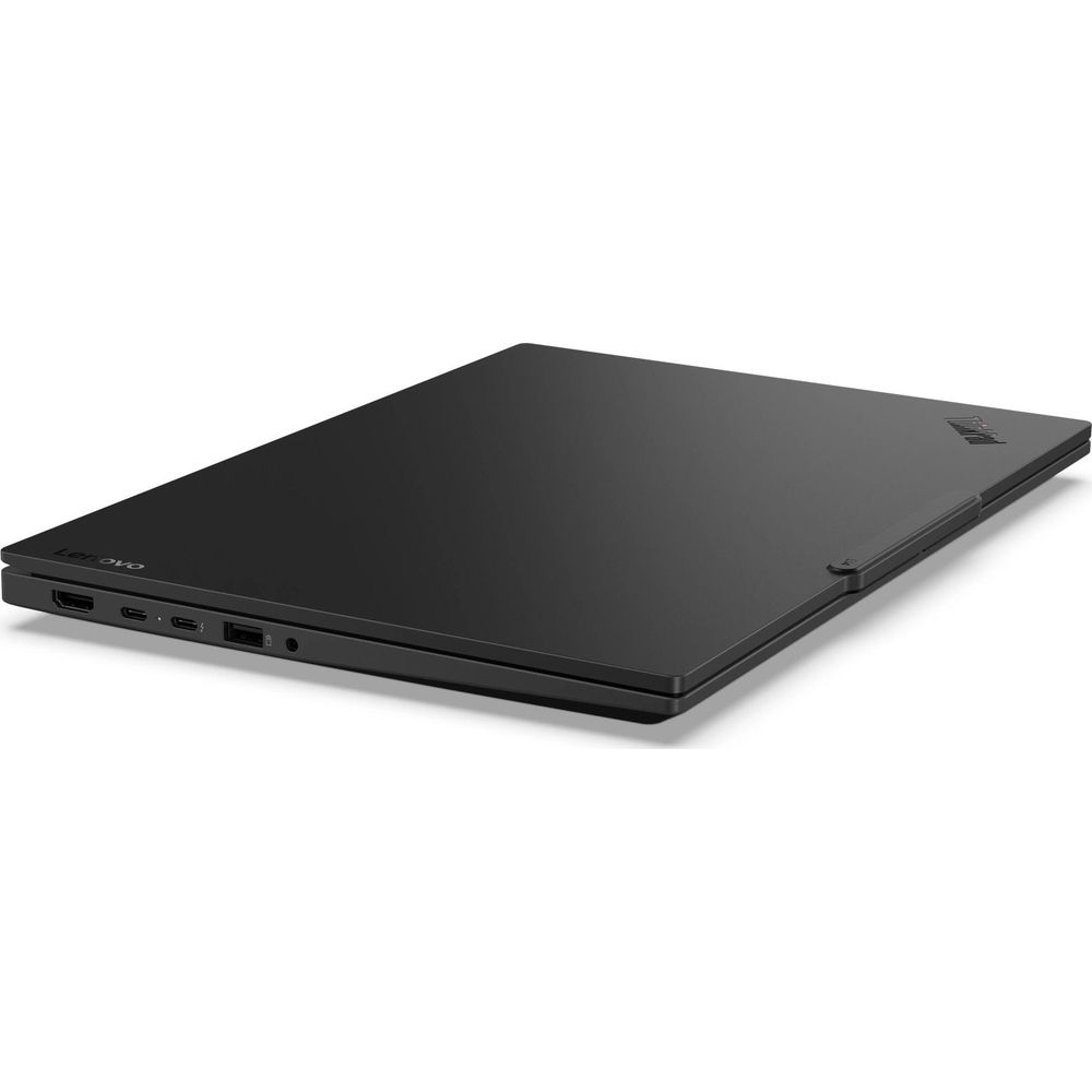 Un computer portatile Lenovo nero chiuso su sfondo bianco, con porte visibili sul lato.