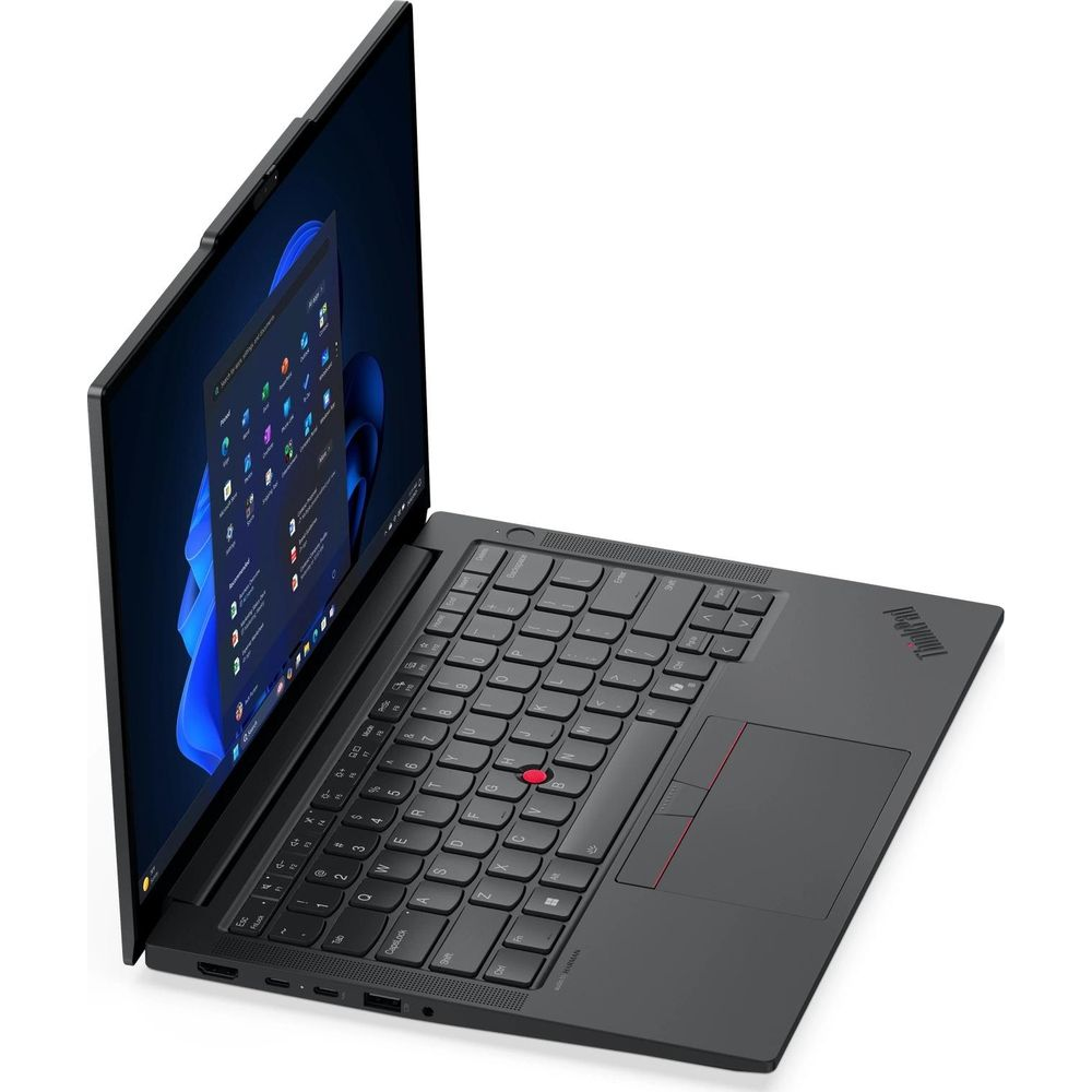 Un ordinateur portable ThinkPad noir vu de côté, montrant le clavier, le pavé tactile et un écran bleu sur fond blanc.