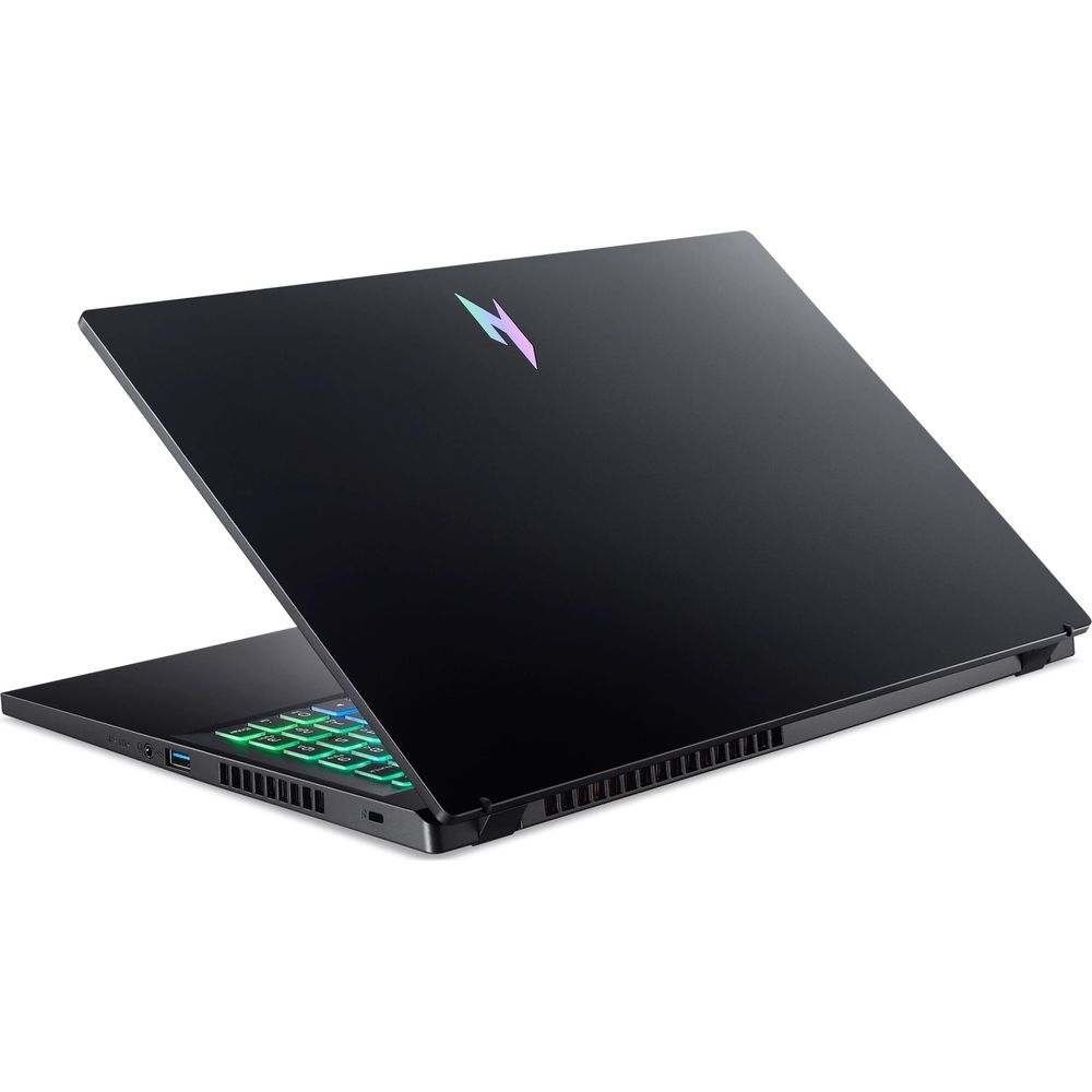 Un ordinateur portable de jeu noir avec un logo iridescent sur le couvercle et des touches vertes, vu de l'arrière.