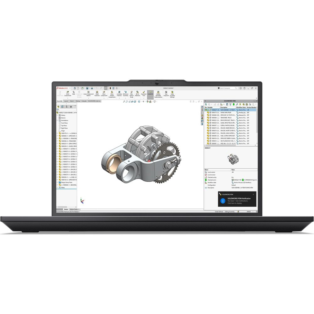 Ein Laptop zeigt SolidWorks CAD-Software mit einer detaillierten 3D-Baugruppe und Teilenummern auf dem Bildschirm.