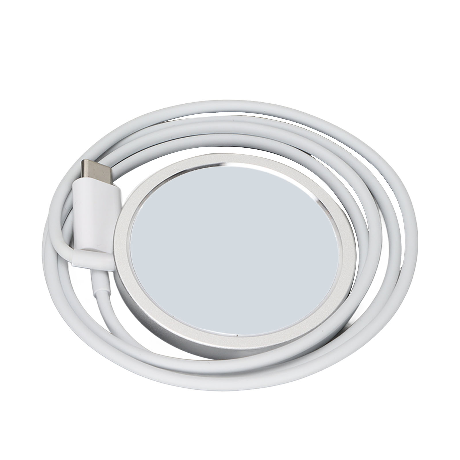 Ein weißes kabelloses Ladegerät mit einem USB-C-Kabel, aufgerollt auf weißem Hintergrund.