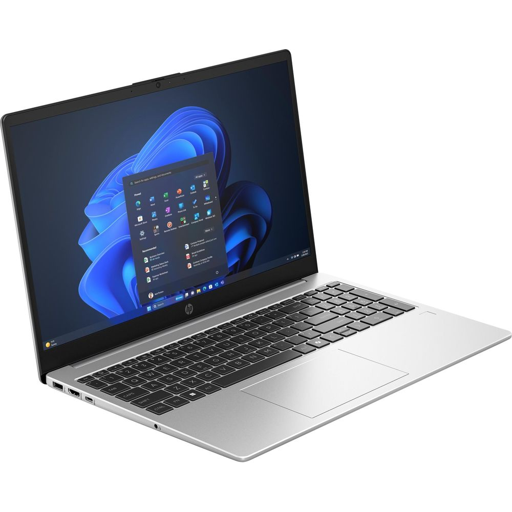 Laptop argentato con tastiera nera e menu Start di Windows 11 sullo schermo blu.