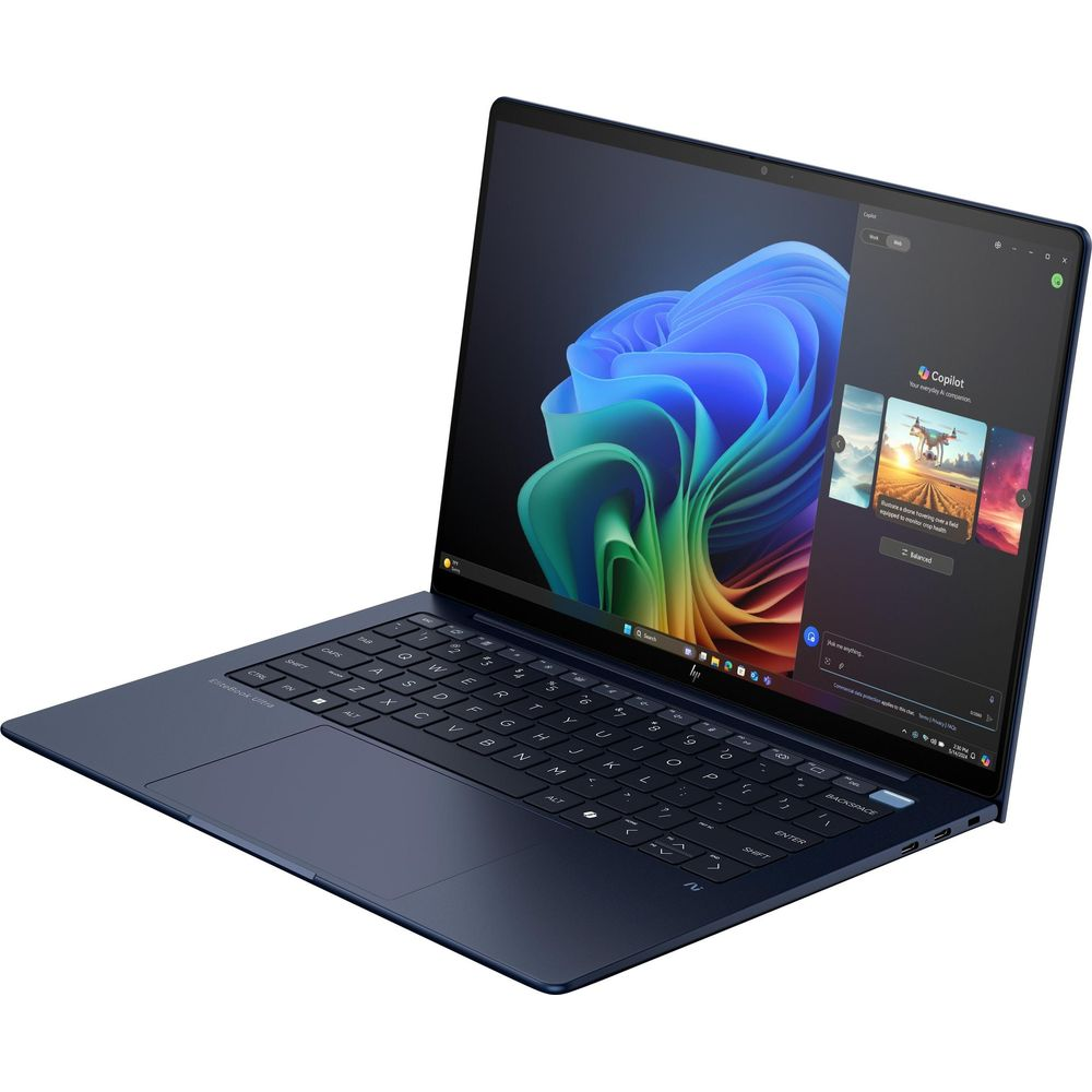 Ein dunkelblaues HP-Notebook, das nach links angewinkelt ist und einen bunten Bildschirm zeigt.