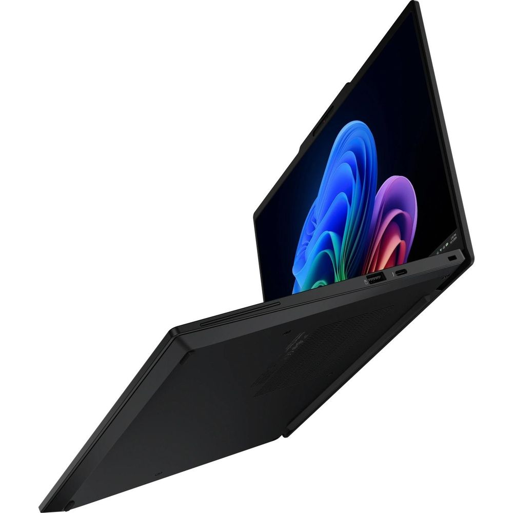 Laptop nero con schermo aperto che mostra uno sfondo astratto blu e viola.