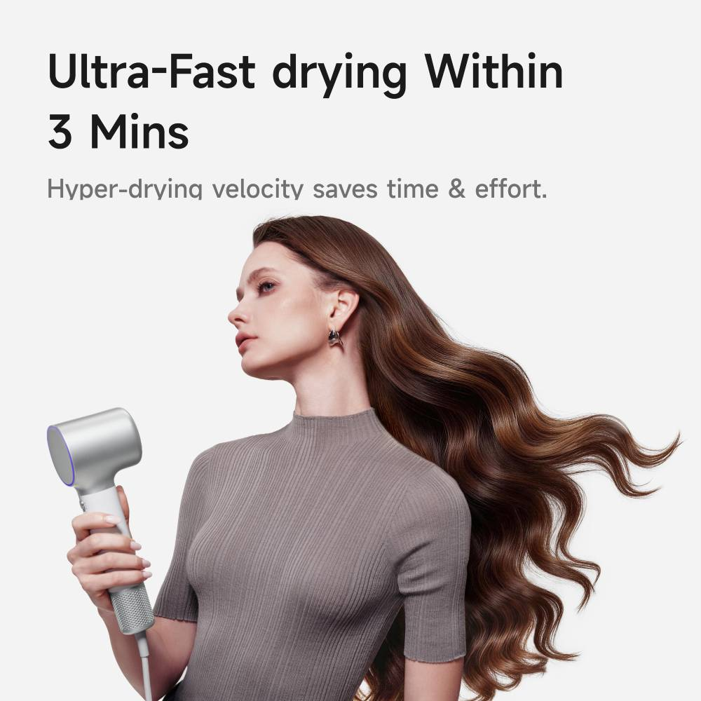 Una donna tiene in mano un moderno asciugacapelli argentato, evidenziando un'asciugatura ultra rapida in 3 minuti con capelli lunghi.