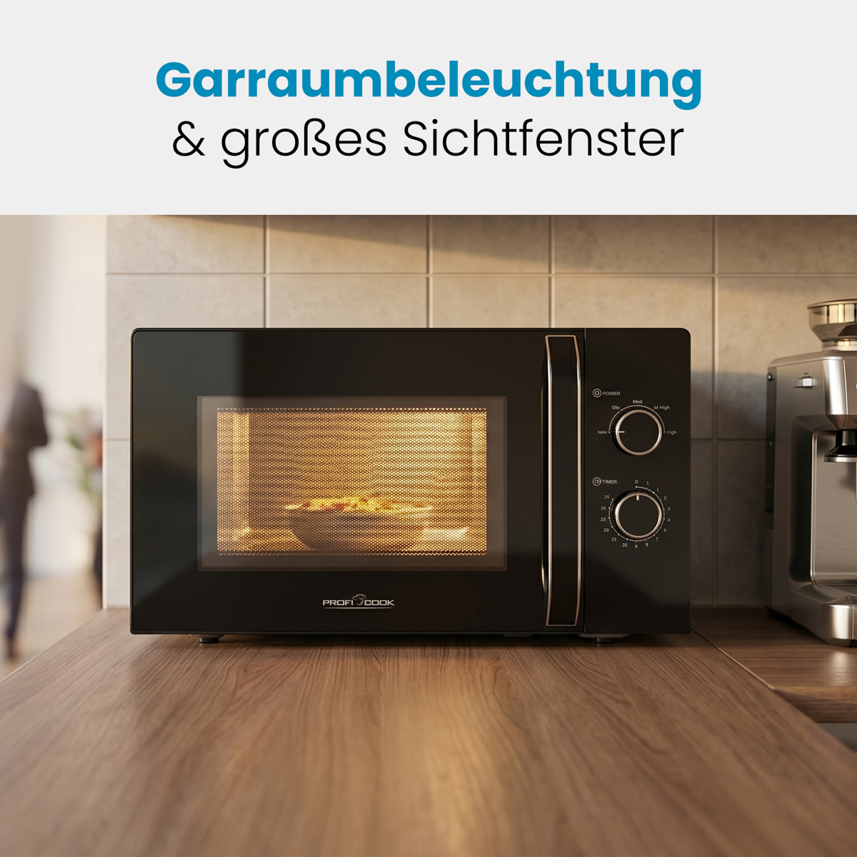 Schwarze Mikrowelle mit Innenbeleuchtung und großem Sichtfenster auf Holztisch in Küche.