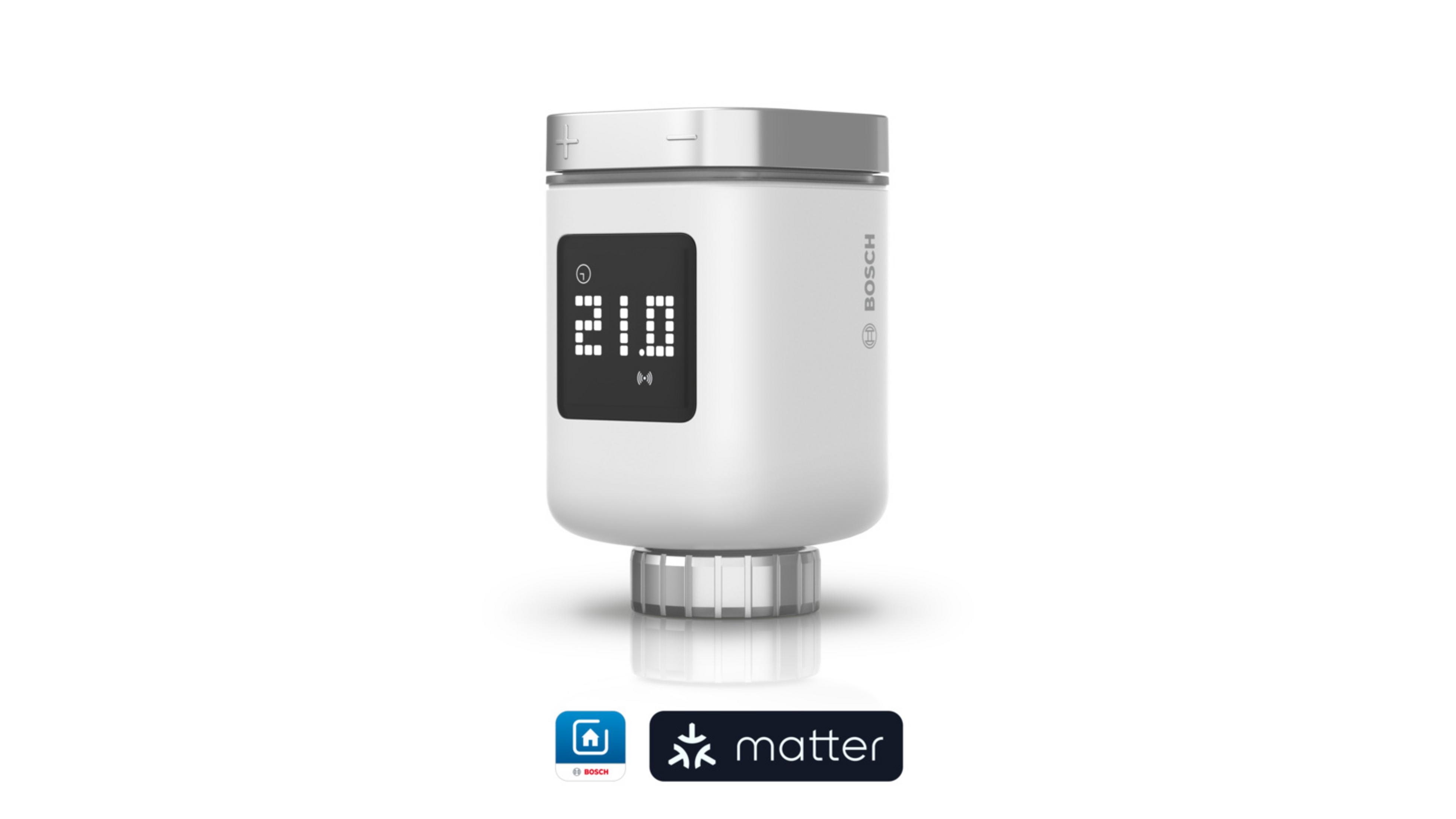 Weißes Bosch-Thermostat mit digitalem Display, Metallkappe und Matter-Logo auf weißem Hintergrund.