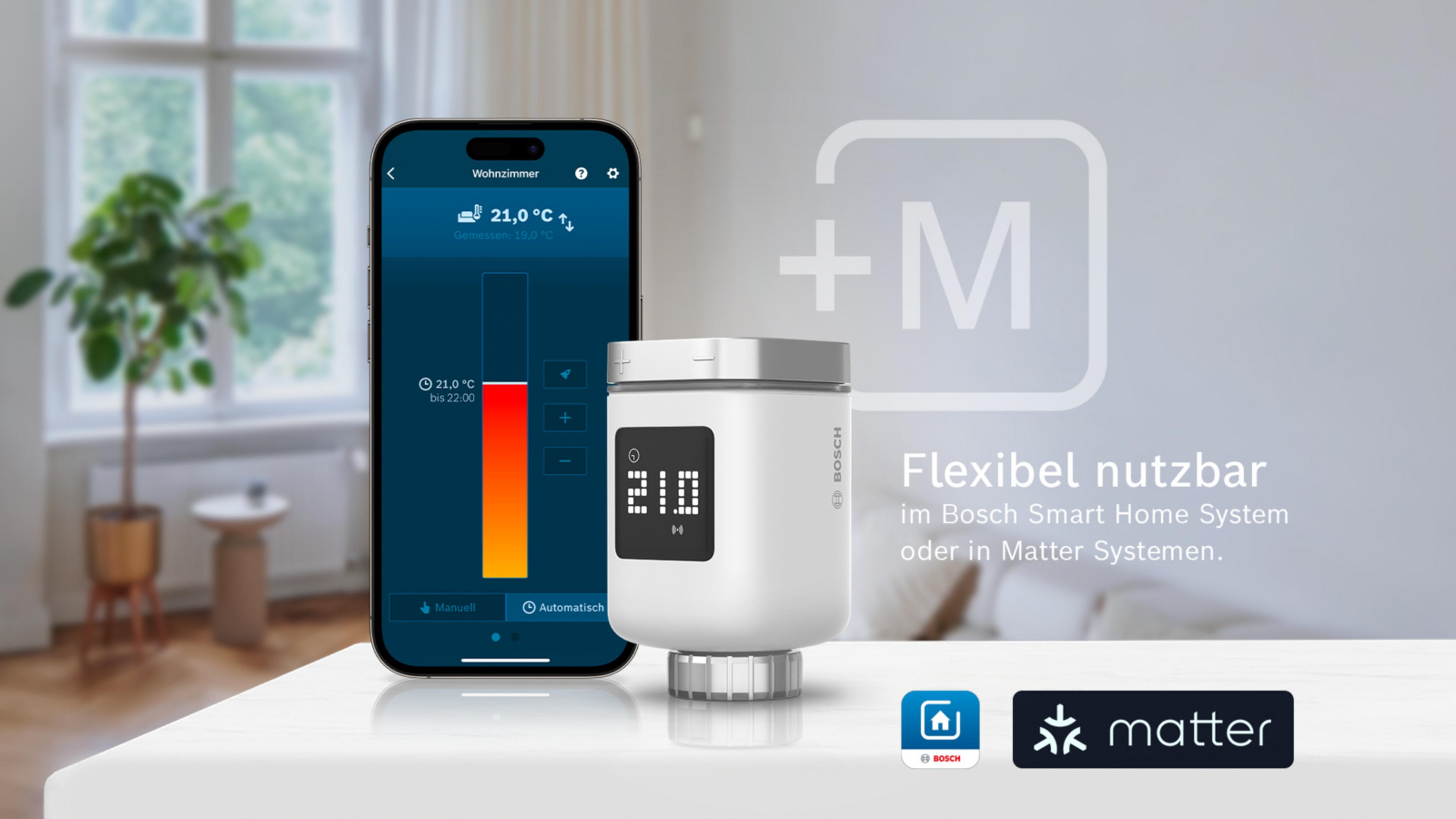 Smartphone mit App und Bosch Thermostat auf weißem Tisch, im Hintergrund ein heller Raum.