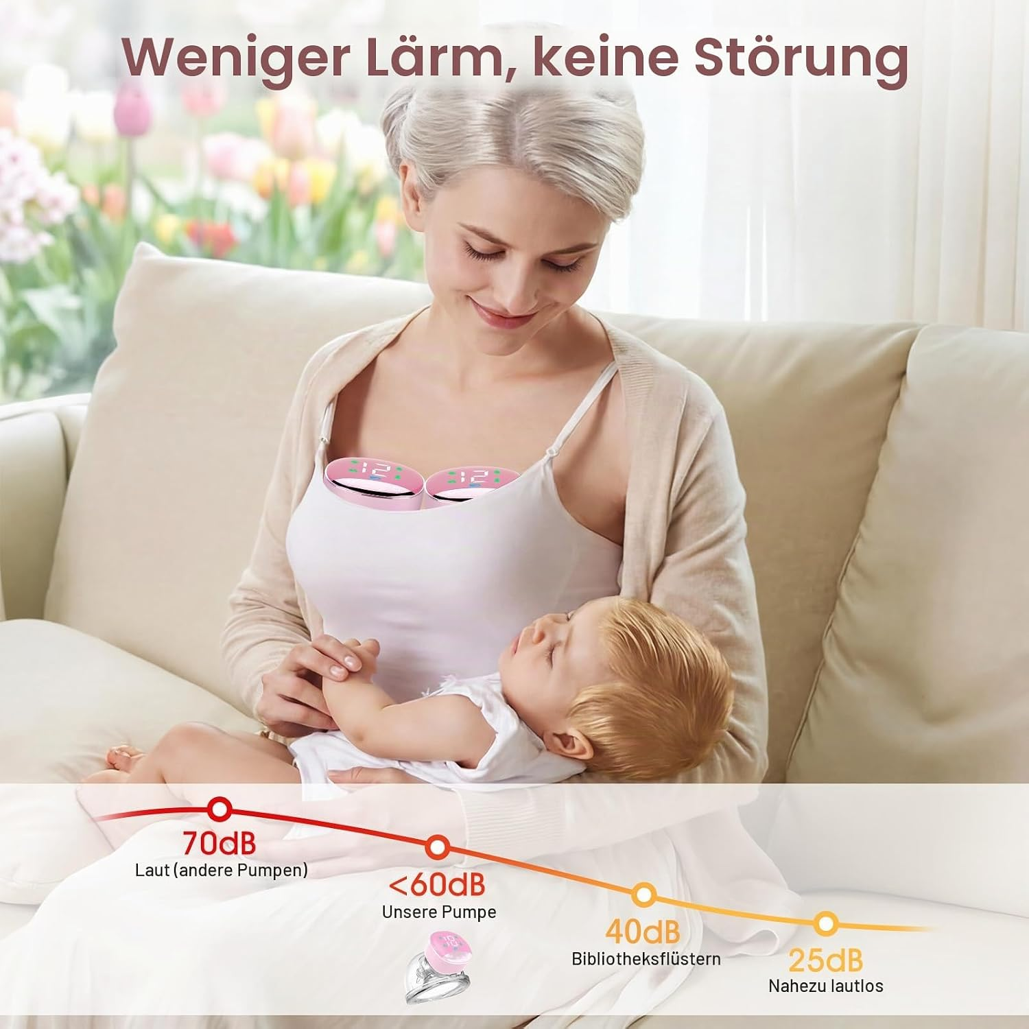 Eine Frau sitzt auf einem Sofa, hält ein Baby im Arm und trägt eine leise tragbare Milchpumpe.