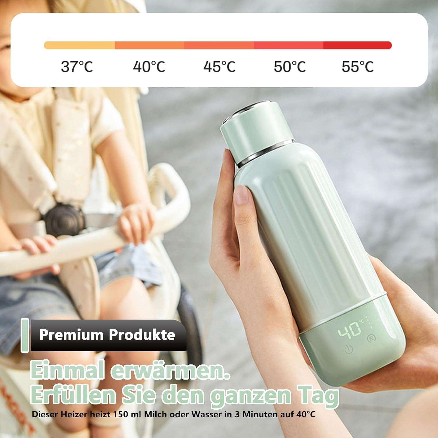 Person hält einen grünen Flaschenwärmer mit 40°C, im Hintergrund ein Baby im Kinderwagen.