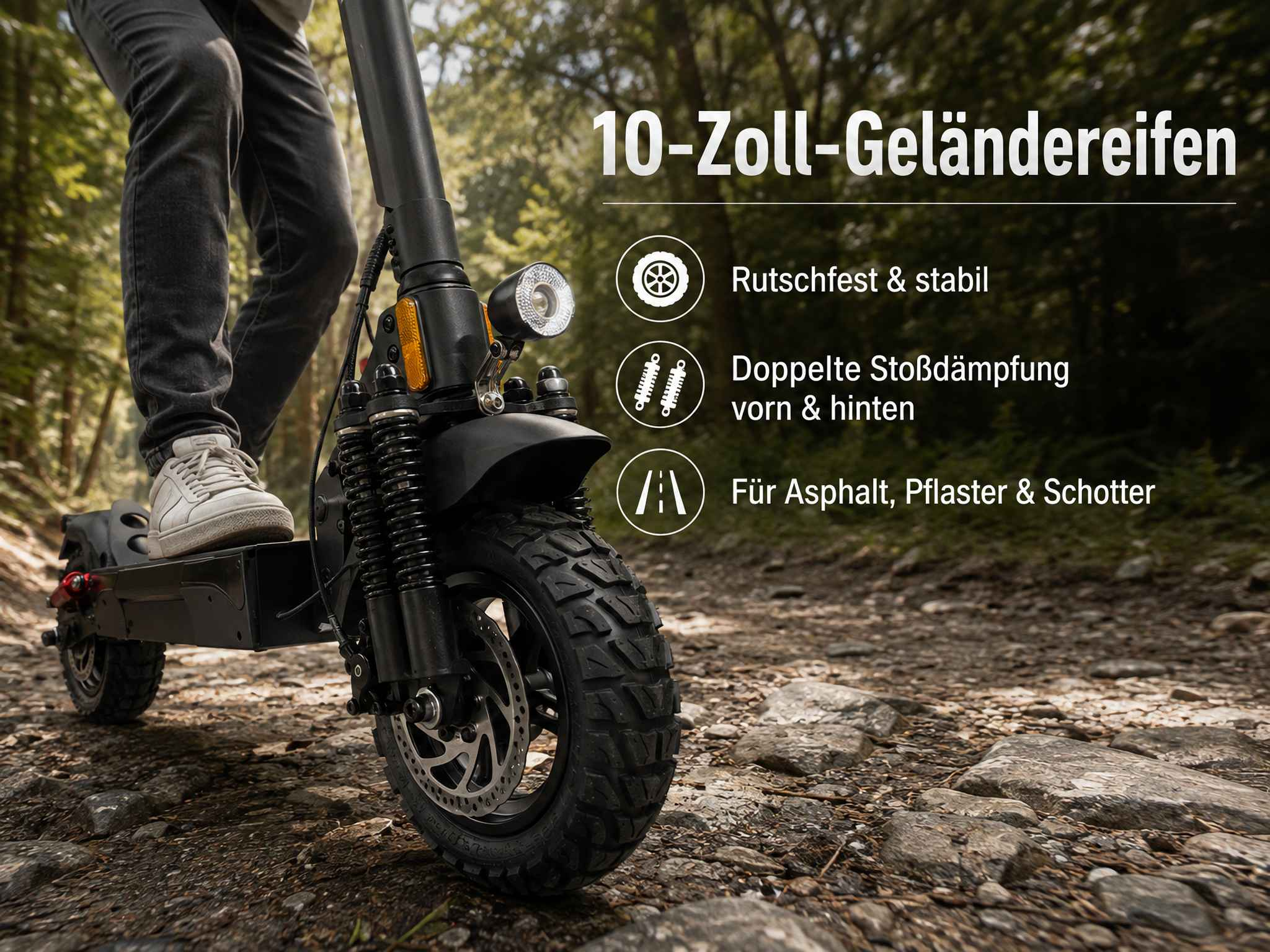Ein E-Scooter mit Offroad-Reifen steht auf einem Waldweg, daneben Feature-Symbole.
