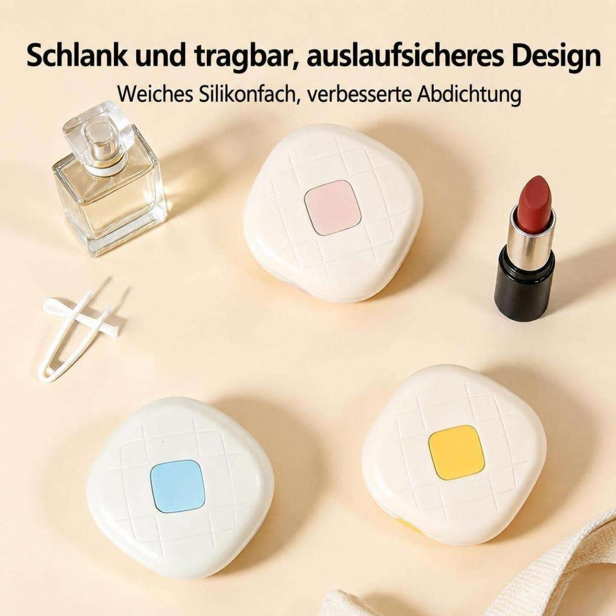 Drei kleine weiße Döschen, ein Lippenstift, ein Parfum und Text auf beigem Hintergrund.