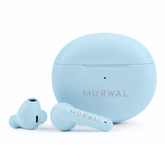 Auriculares inalámbricos y estuche de carga azul claro con logotipo en fondo blanco.