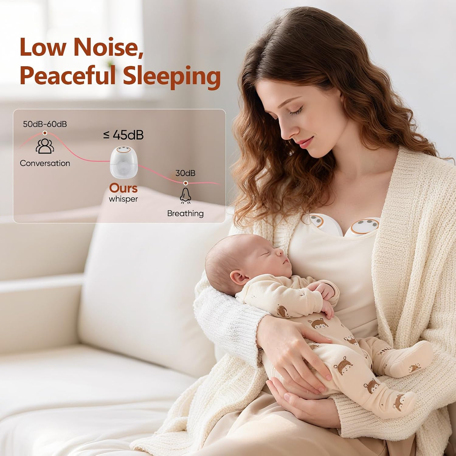 Eine Mutter hält ein schlafendes Baby auf einem Sofa, mit Milchpumpen und einer Lärmtabelle.