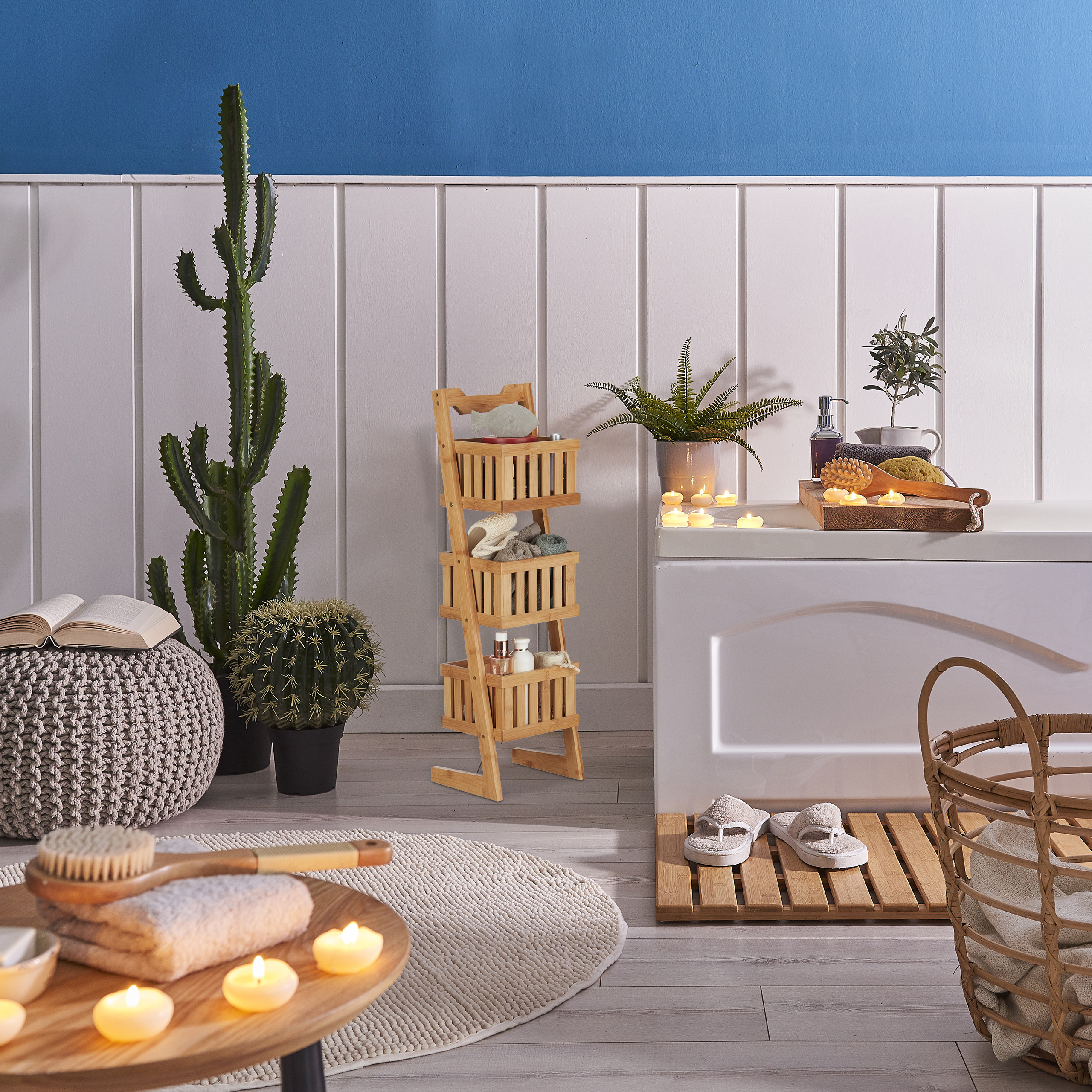 Ein gemütliches Badezimmer mit Holzkörben, Kaktus, brennenden Kerzen, Badewanne und Accessoires.