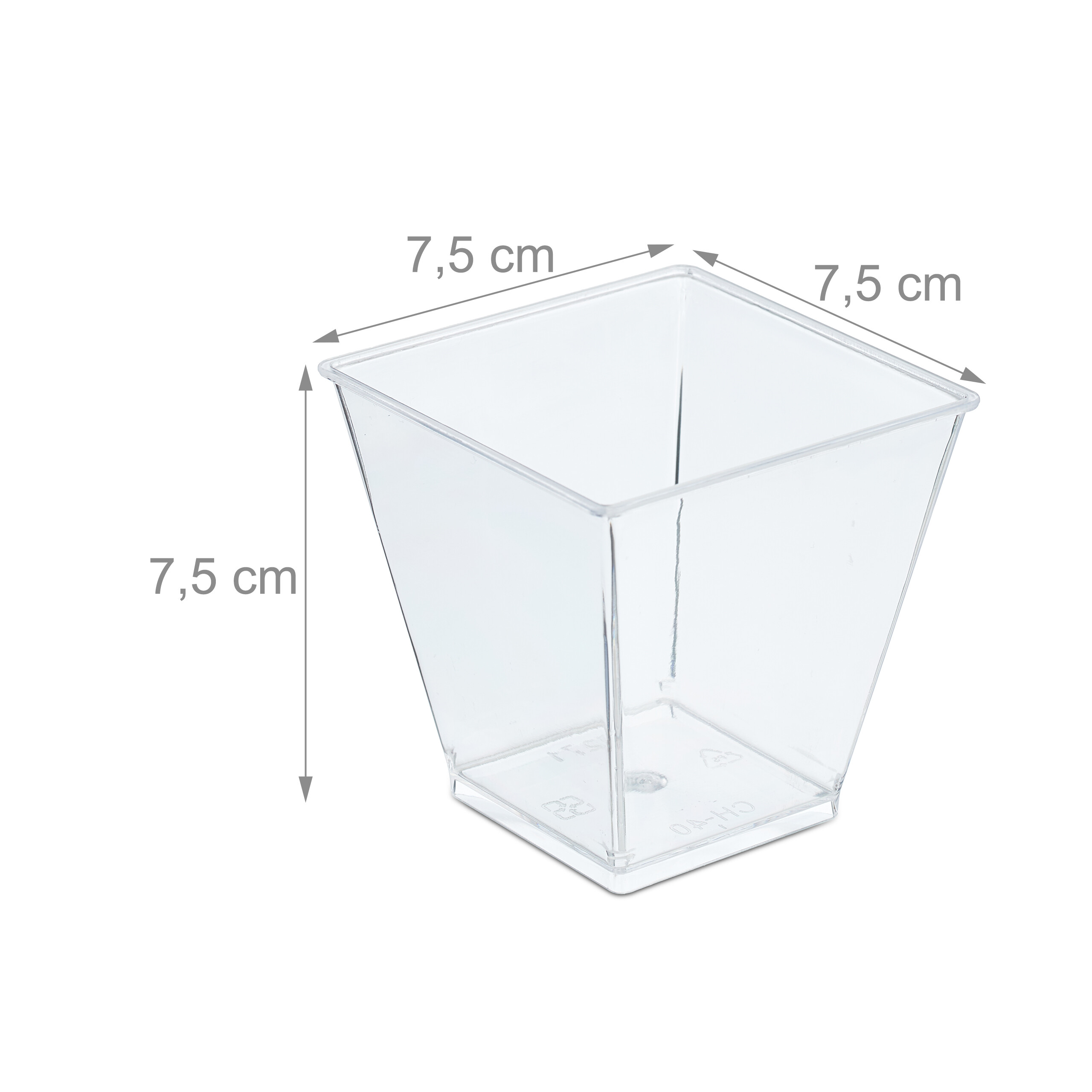 Ein durchsichtiger Plastikbecher mit den Maßen 7,5 cm auf weißem Hintergrund.