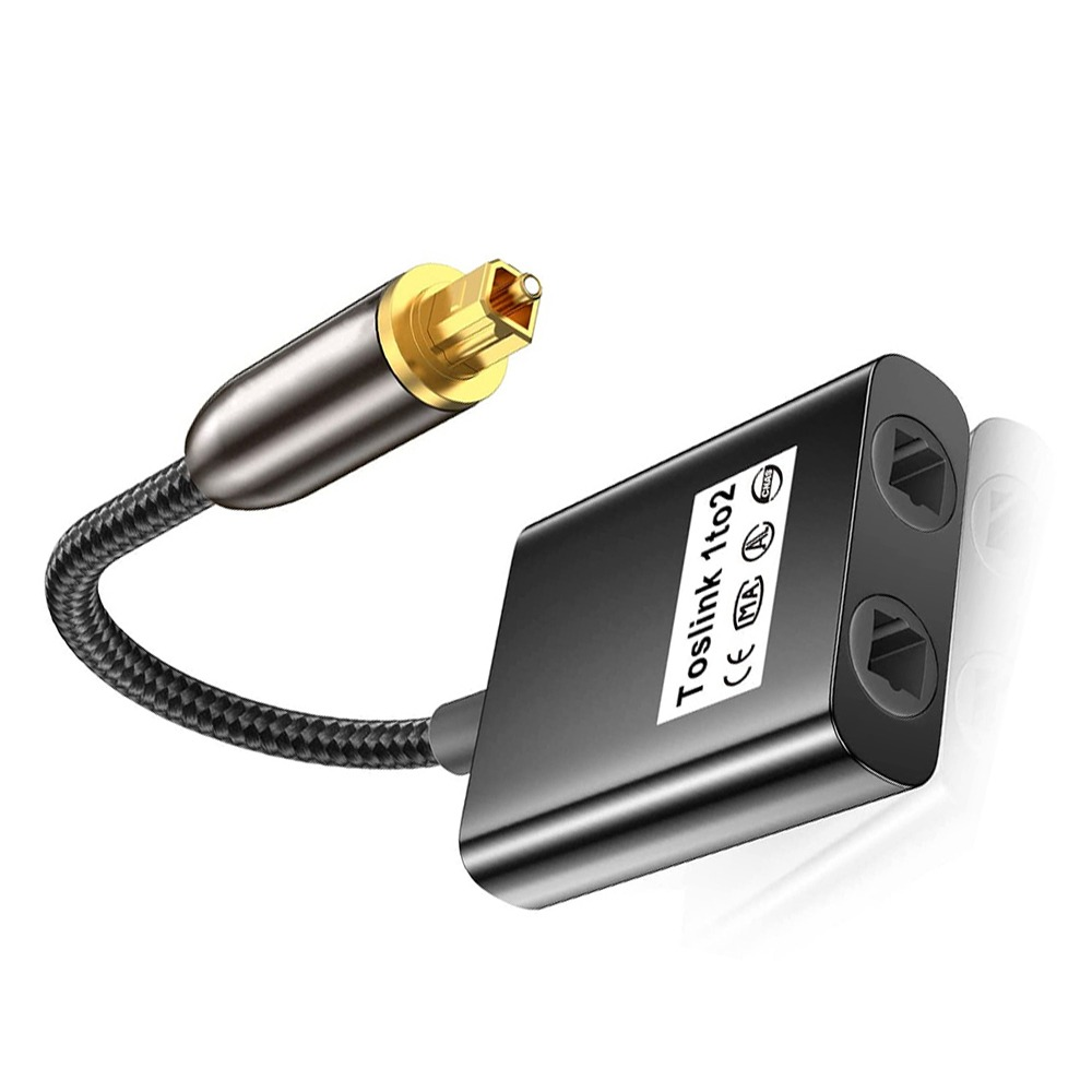 Ein schwarzes Toslink-1zu2-Splitterkabel mit vergoldetem Stecker und geflochtenem Kabel auf weißem Hintergrund.