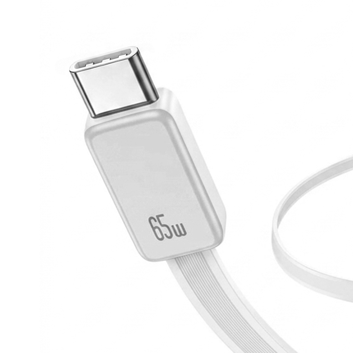 Weißes 65W USB-C-Kabel mit Metallstecker vor weißem Hintergrund.