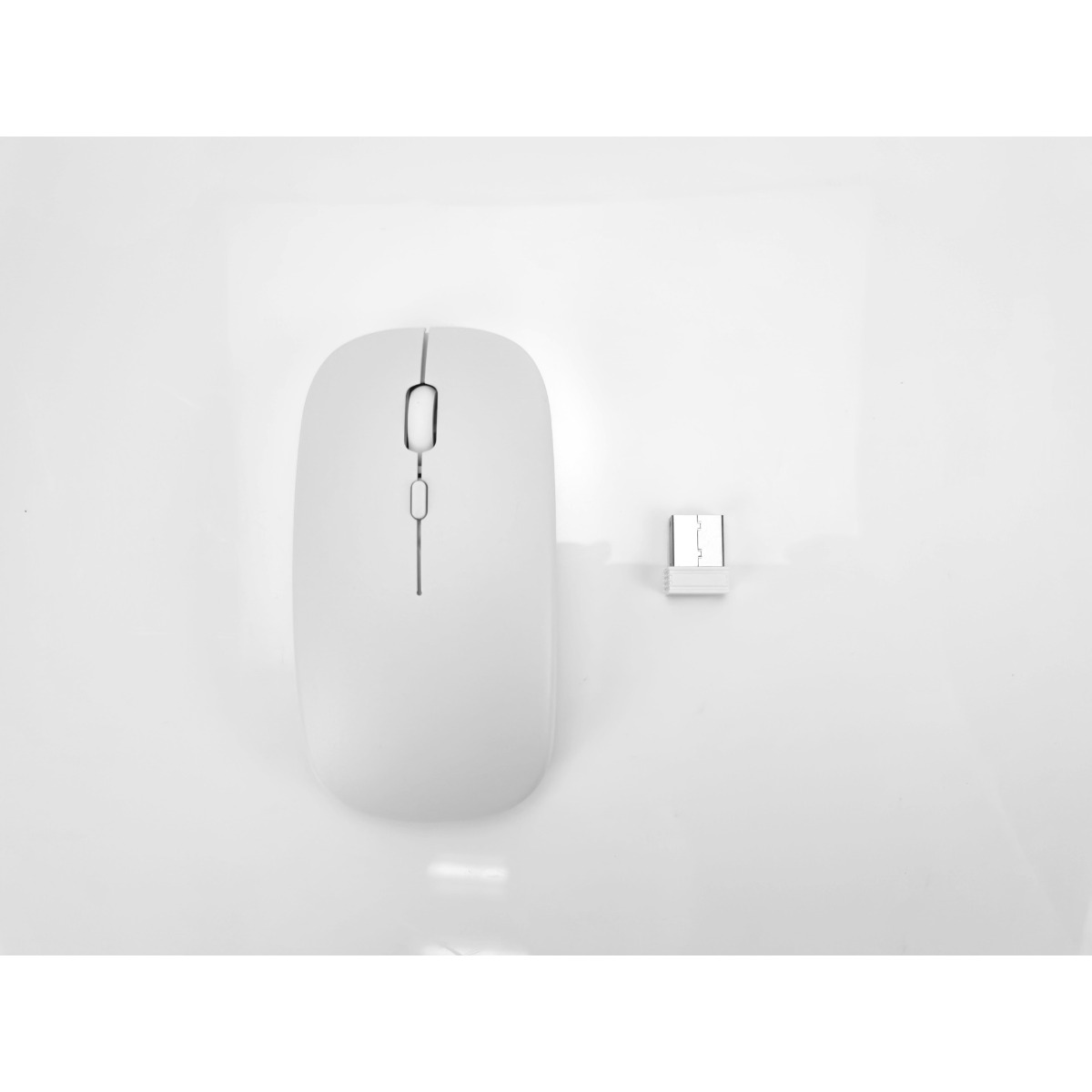 Eine weiße kabellose Computermaus mit einem USB-Empfänger auf weißem Hintergrund.