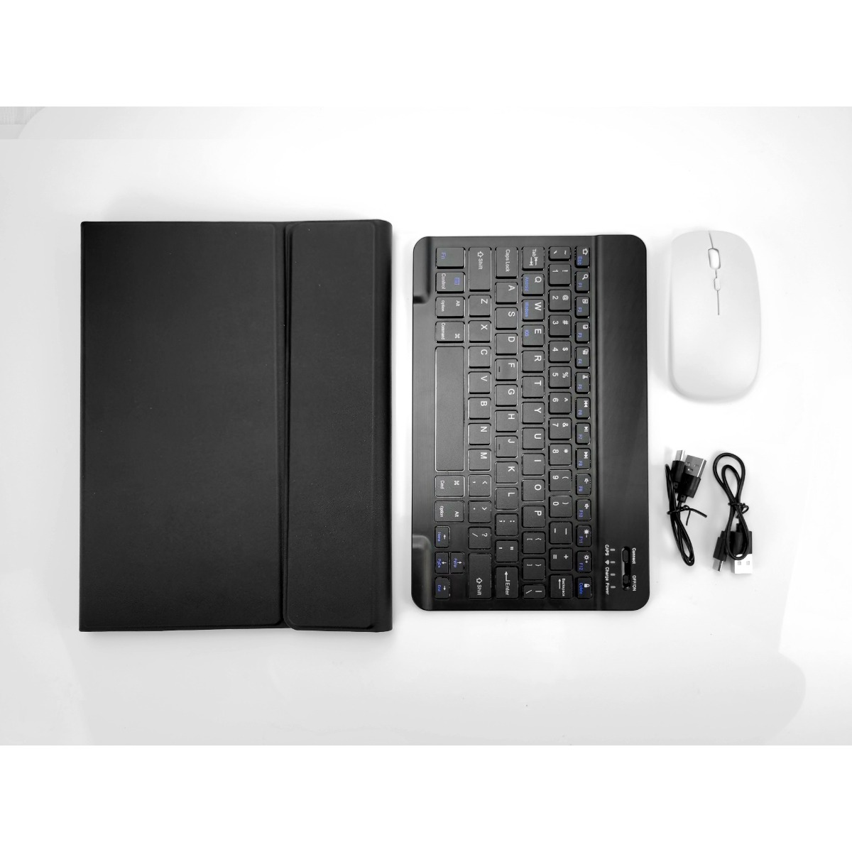 Schwarzes Tablet-Case, schwarze Mini-Tastatur, weiße Maus und zwei Ladekabel auf weißem Grund.