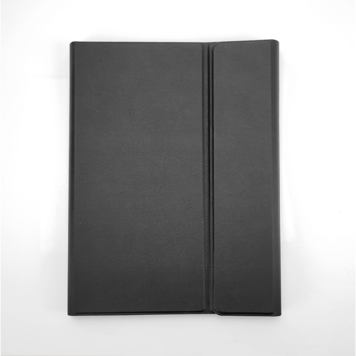 Eine geschlossene schwarze Tablethülle mit magnetischer Lasche auf weißem Grund.