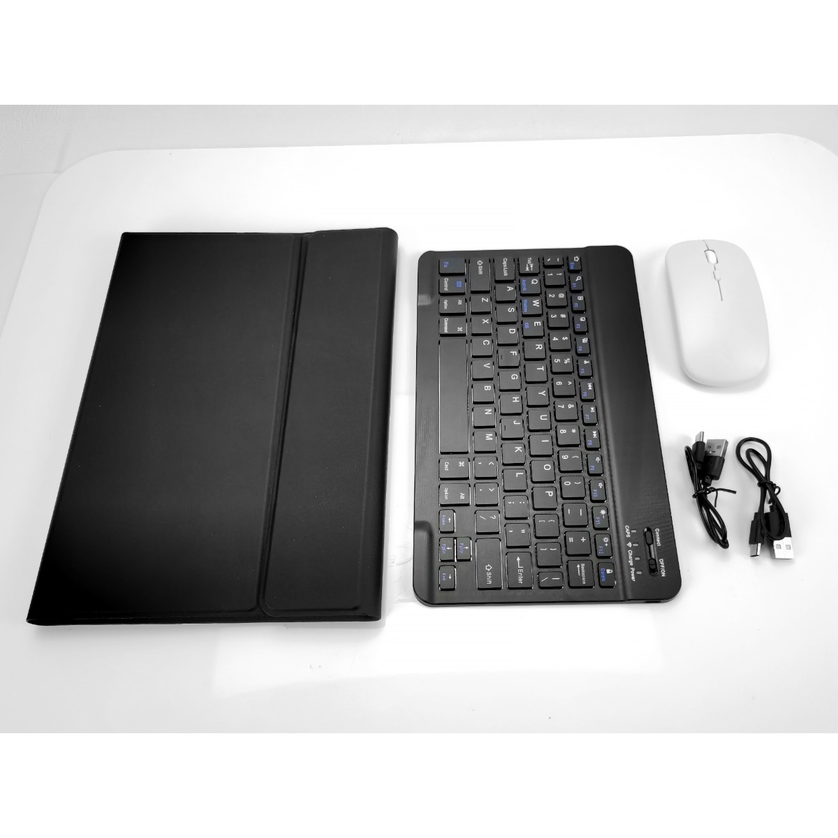 Eine schwarze Tablethülle, eine schwarze Tastatur, eine weiße Maus und zwei USB-Kabel auf weißem Grund.