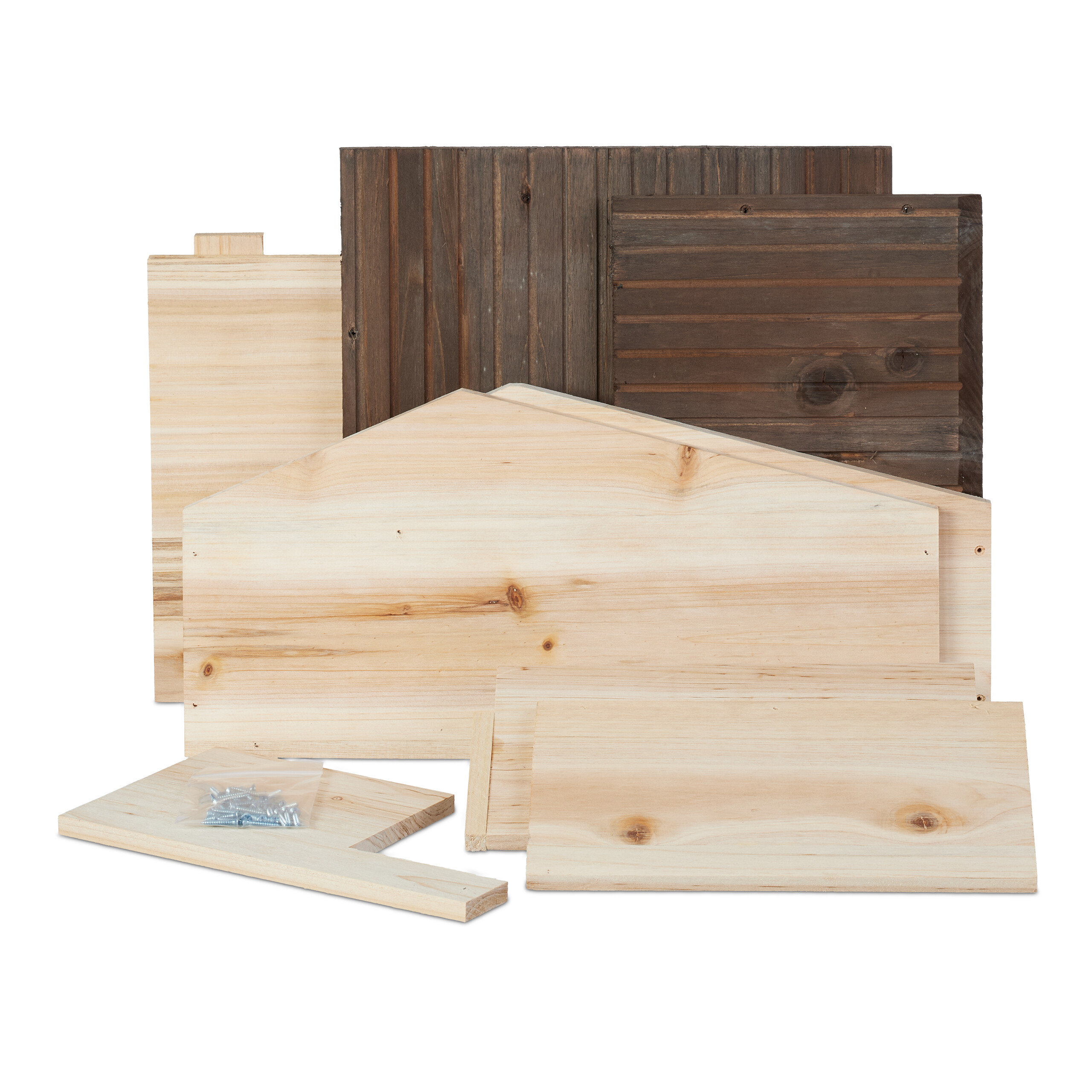 Unbearbeitete und dunkel gebeizte Holzbretter mit Schrauben in einer Plastiktüte vor weißem Hintergrund.