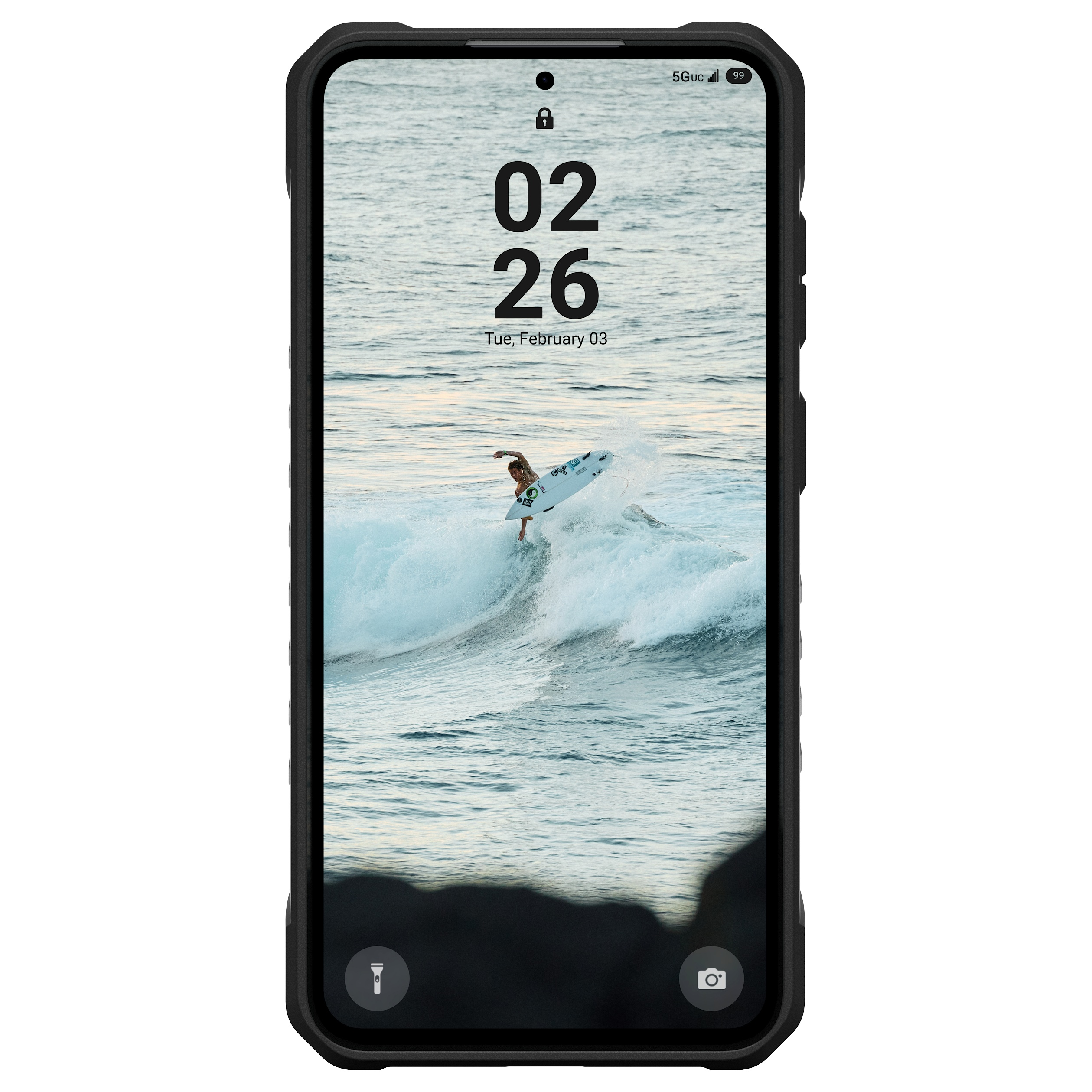 Schwarzes Smartphone in Schutzhülle mit Surfer-Hintergrundbild, das Wellenreiten im Meer zeigt.