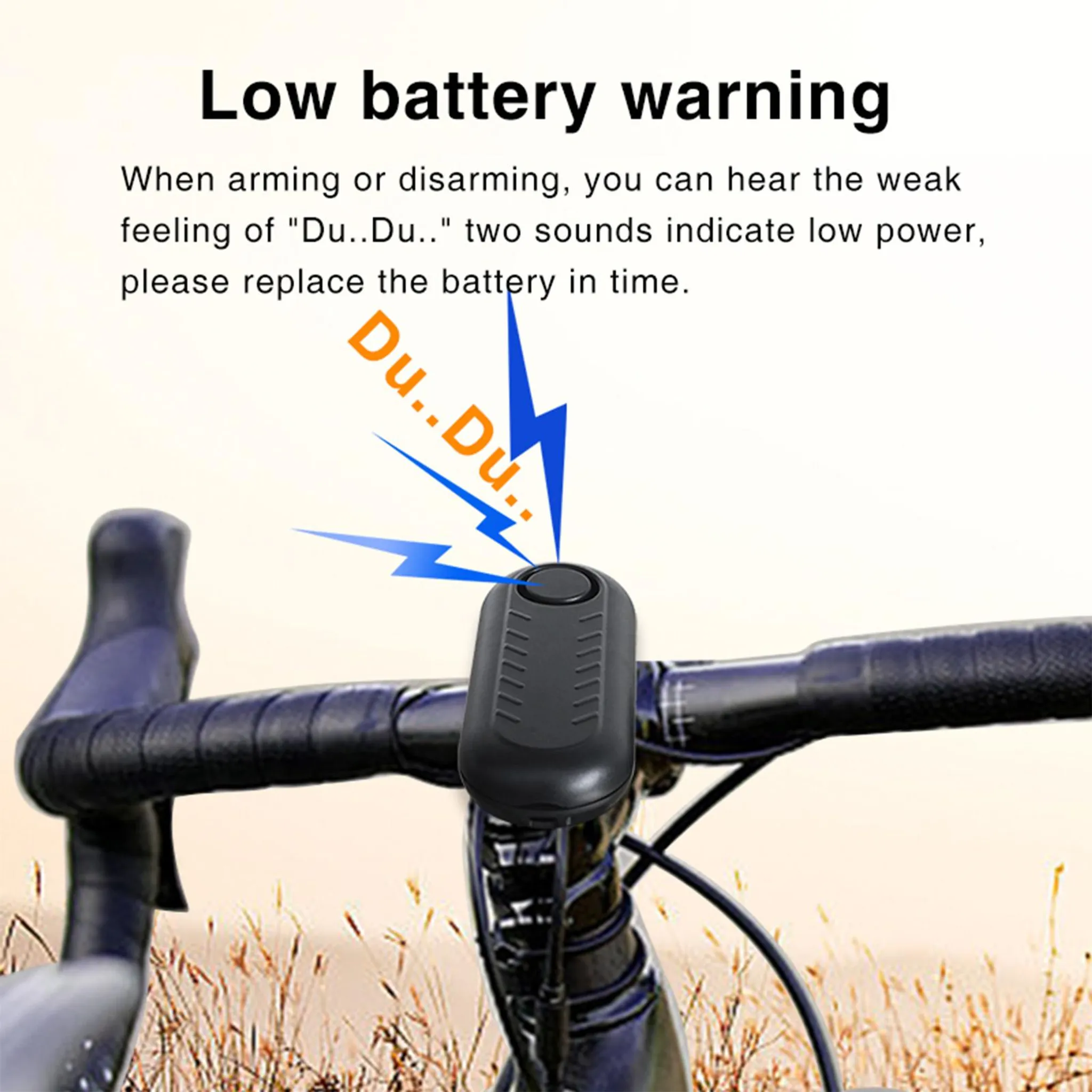 Ein schwarzer Fahrradalarm am Lenker mit Text oben über niedrigen Batteriestand und Ton.