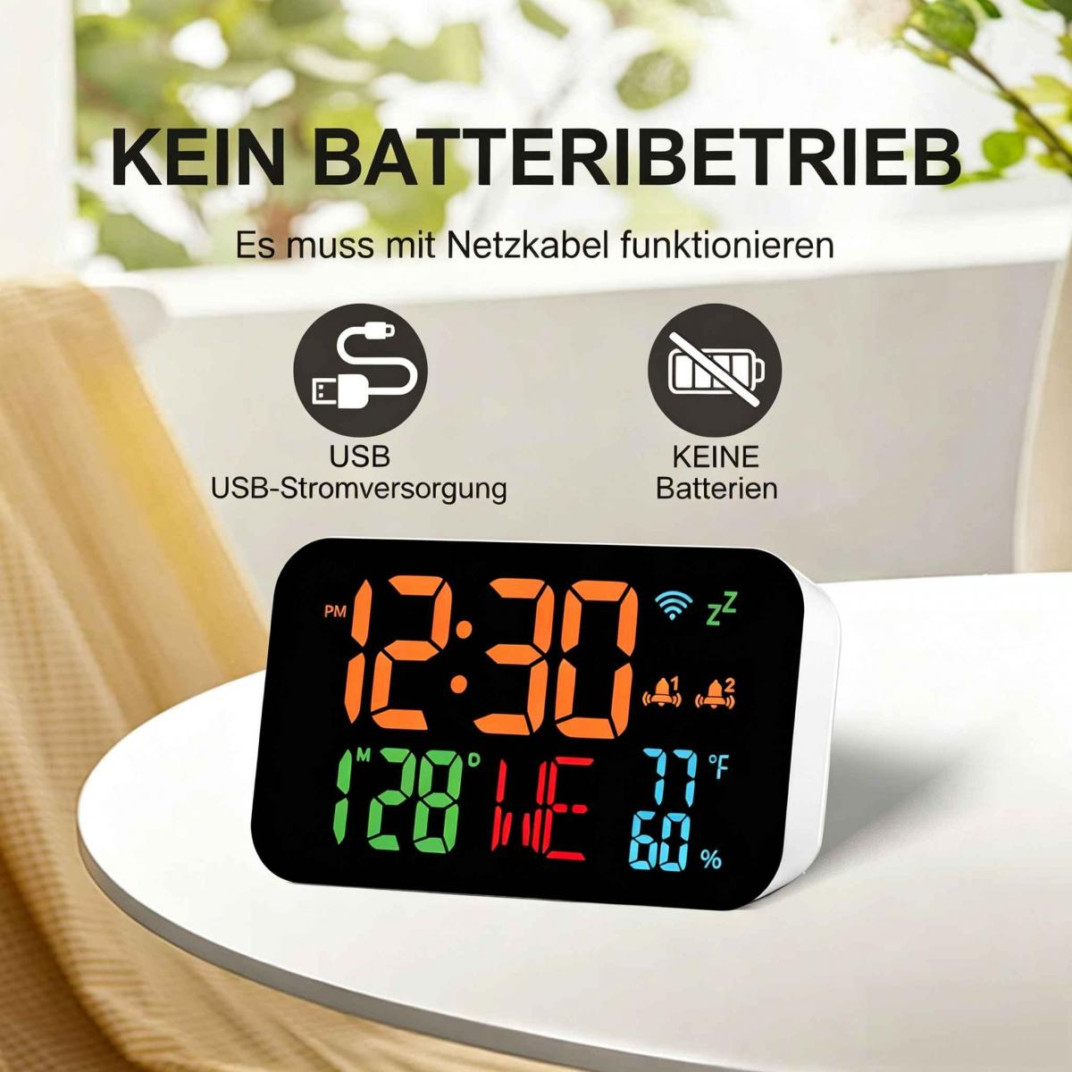 Digitale LED-Tischuhr auf weißem Tisch mit USB-Symbolen und Texthinweisen zum Netzbetrieb.
