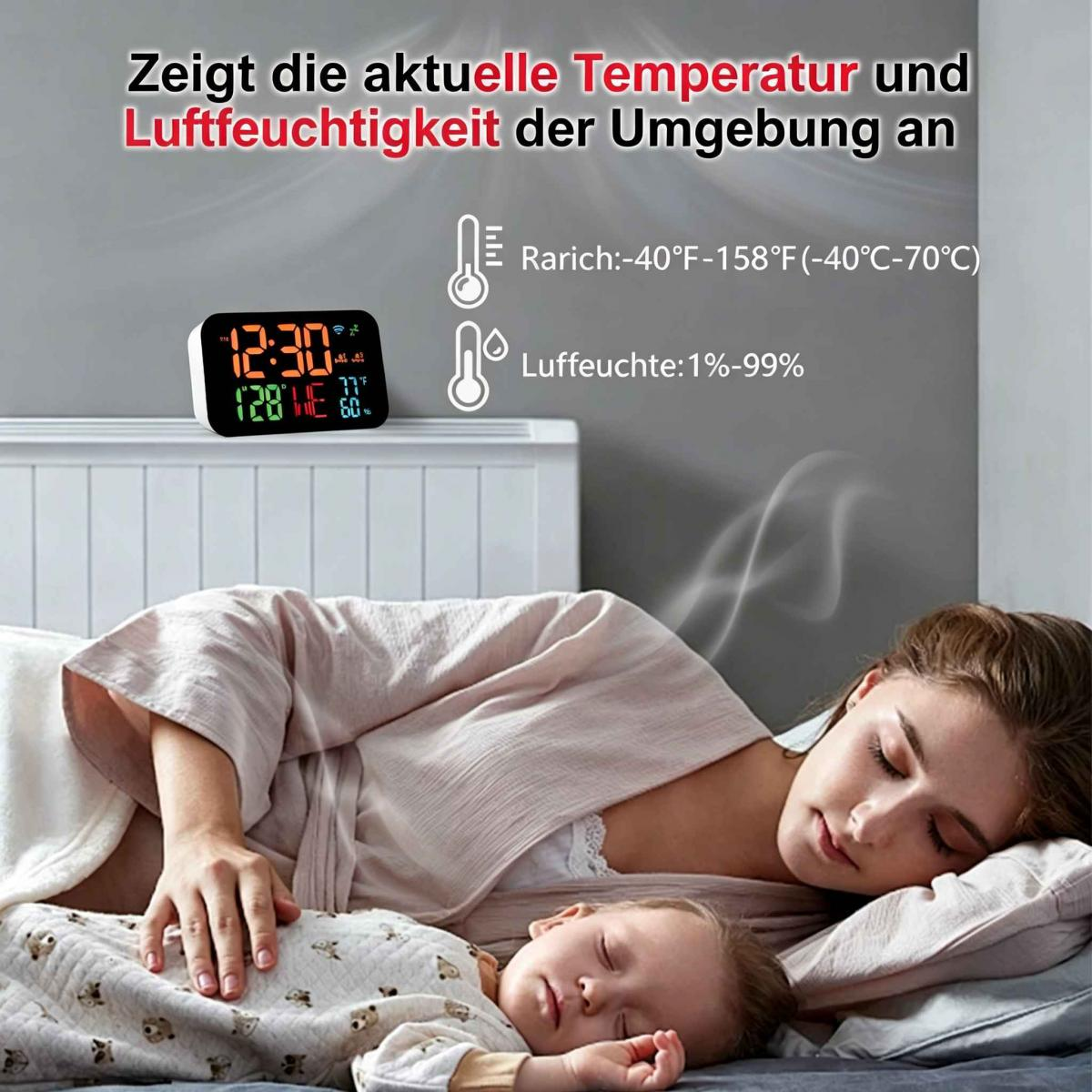 Eine Frau und ein Baby schlafen im Bett, im Hintergrund steht ein digitaler Wecker.