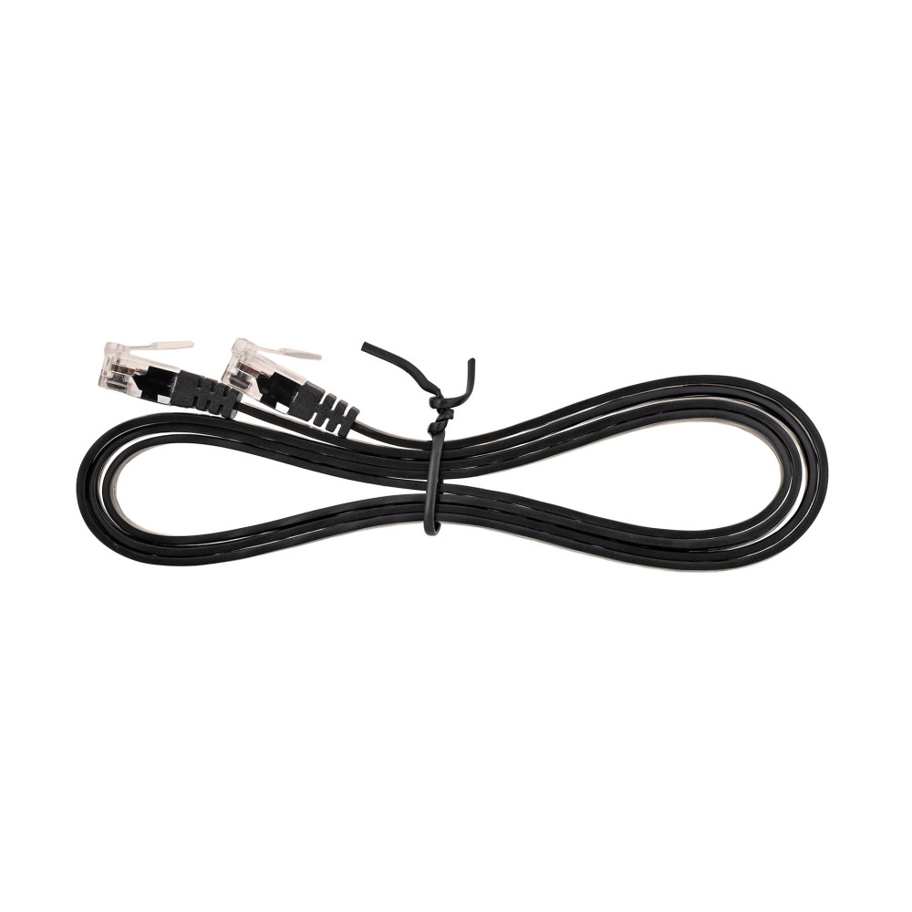 Zwinięty czarny kabel ethernetowy ze złączami RJ45 na białym tle.